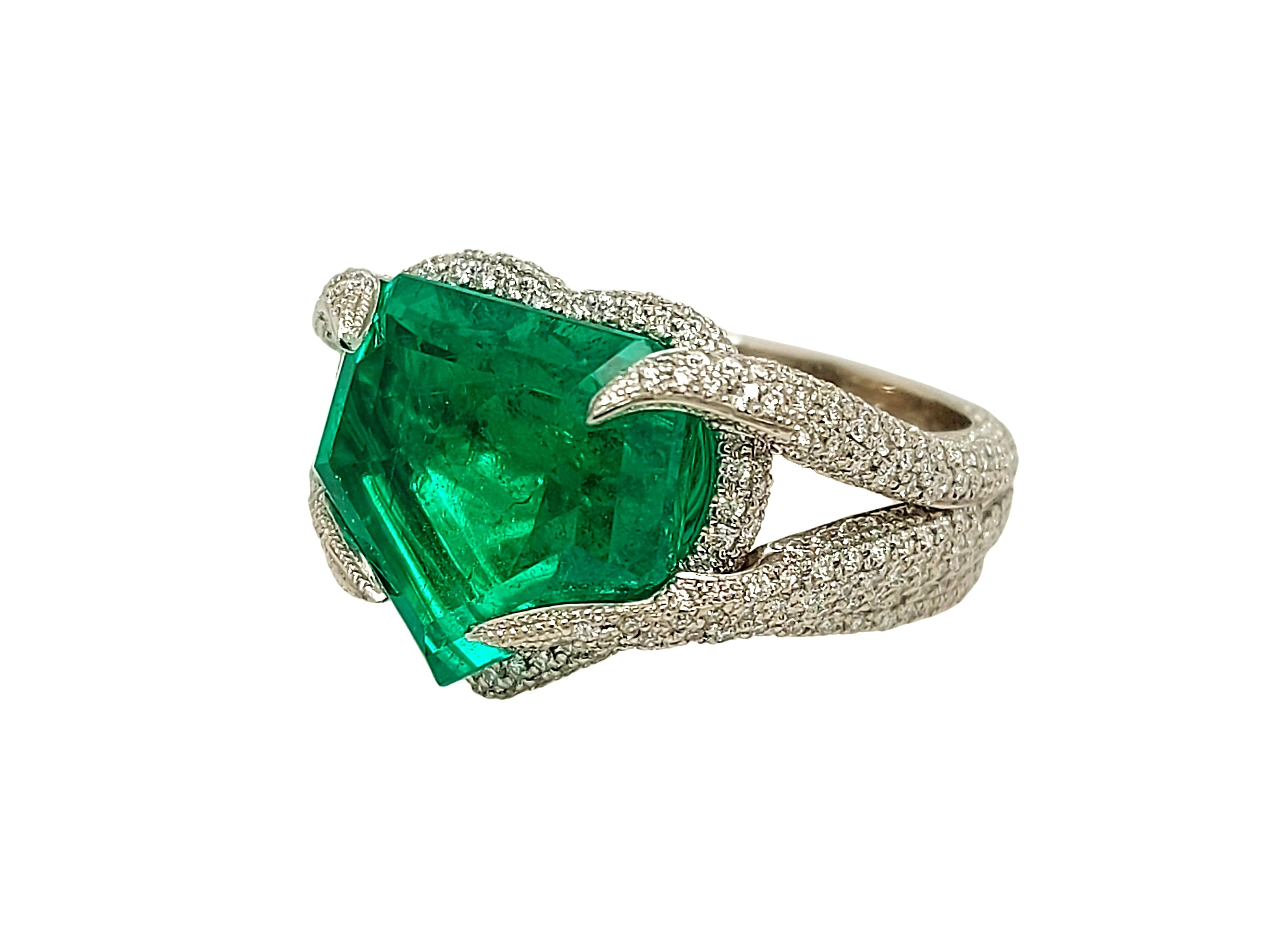 SSEF Certified Platinum 9 Ct Colombian Emerald Minor & Diamonds Unique Ring For Sale 3