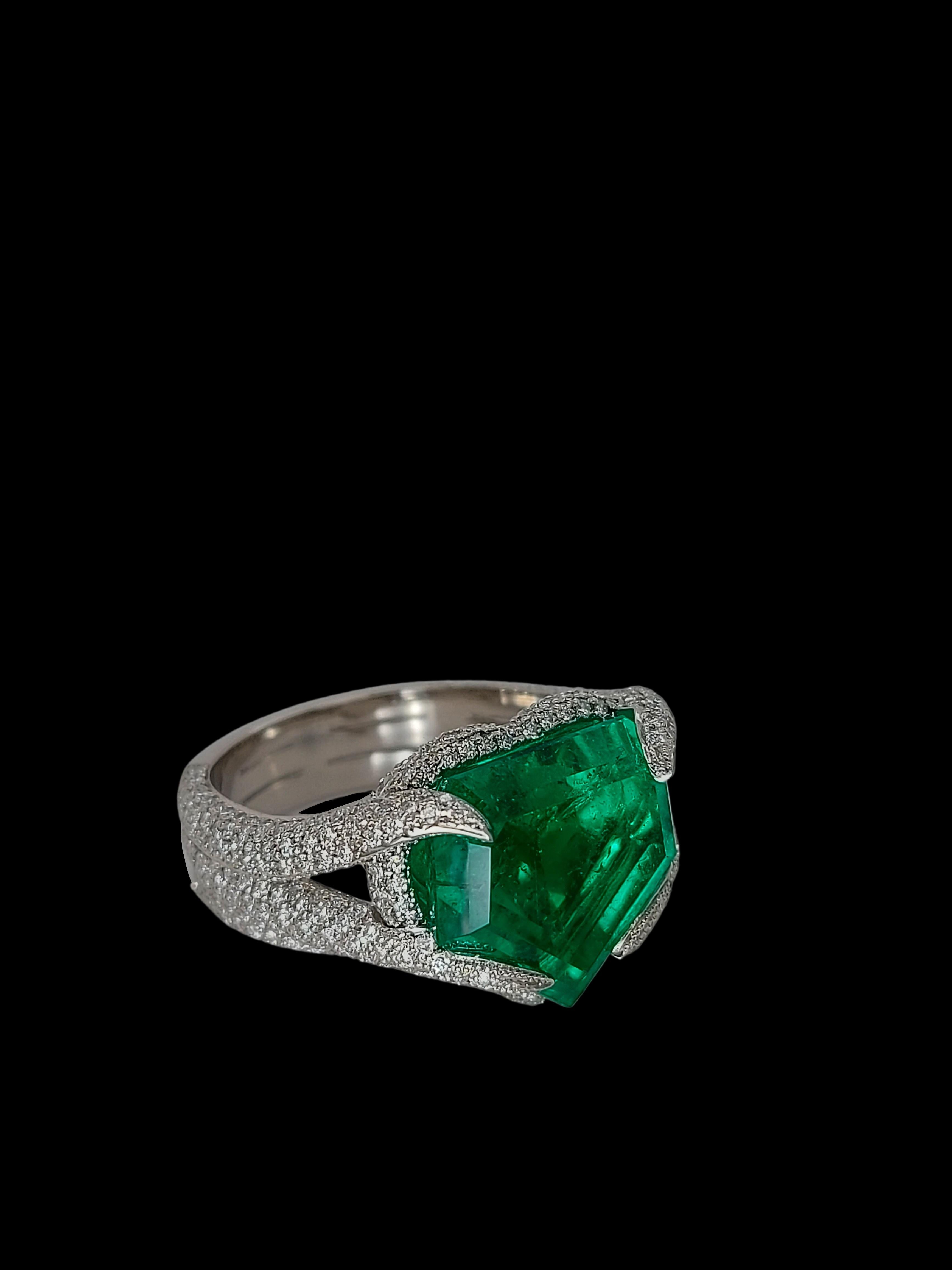 SSEF Certified Platinum 9 Ct Colombian Emerald Minor & Diamonds Unique Ring For Sale 6