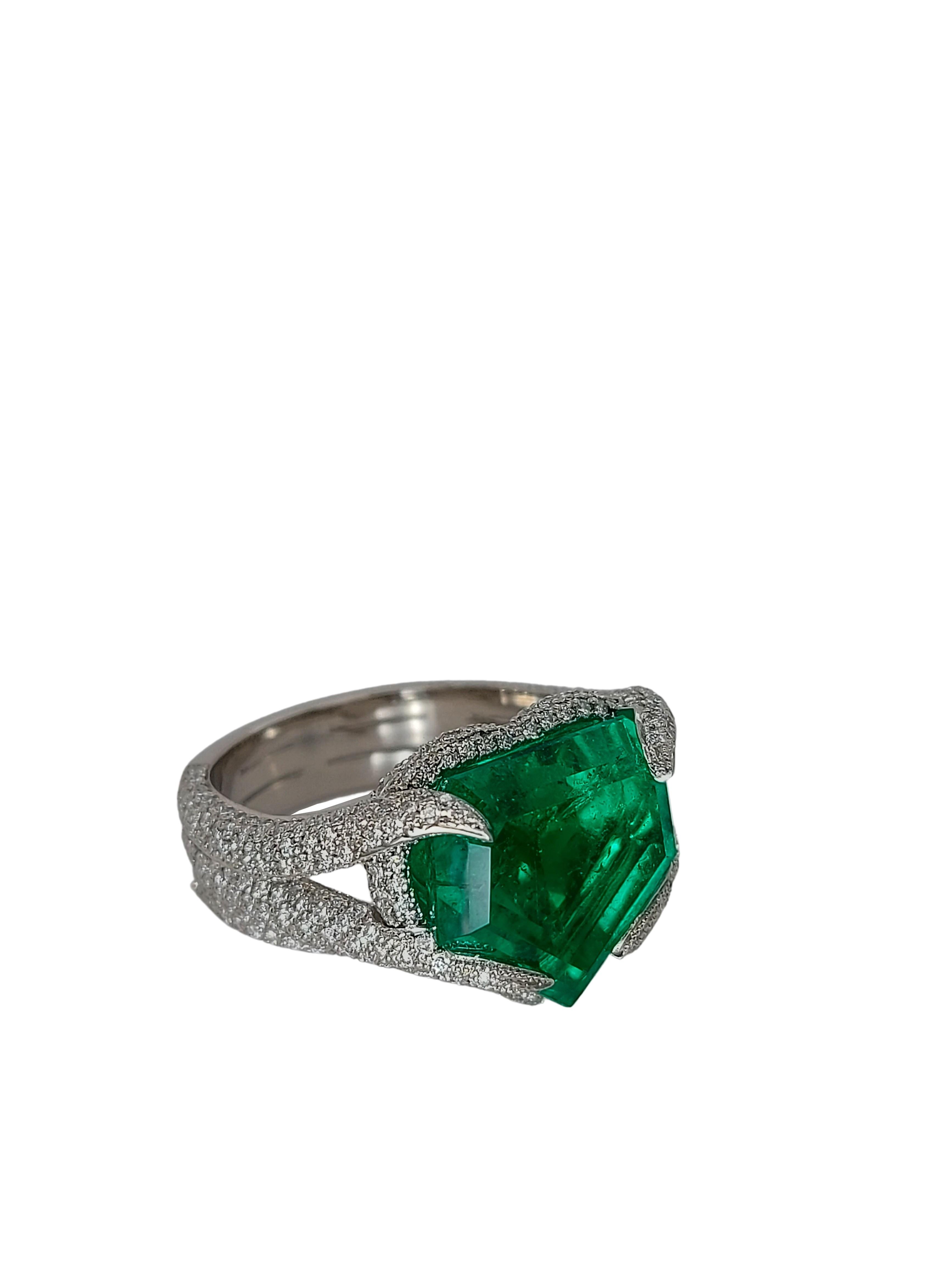 Kite Cut SSEF Certified Platinum 9 Ct Colombian Emerald Minor & Diamonds Unique Ring For Sale