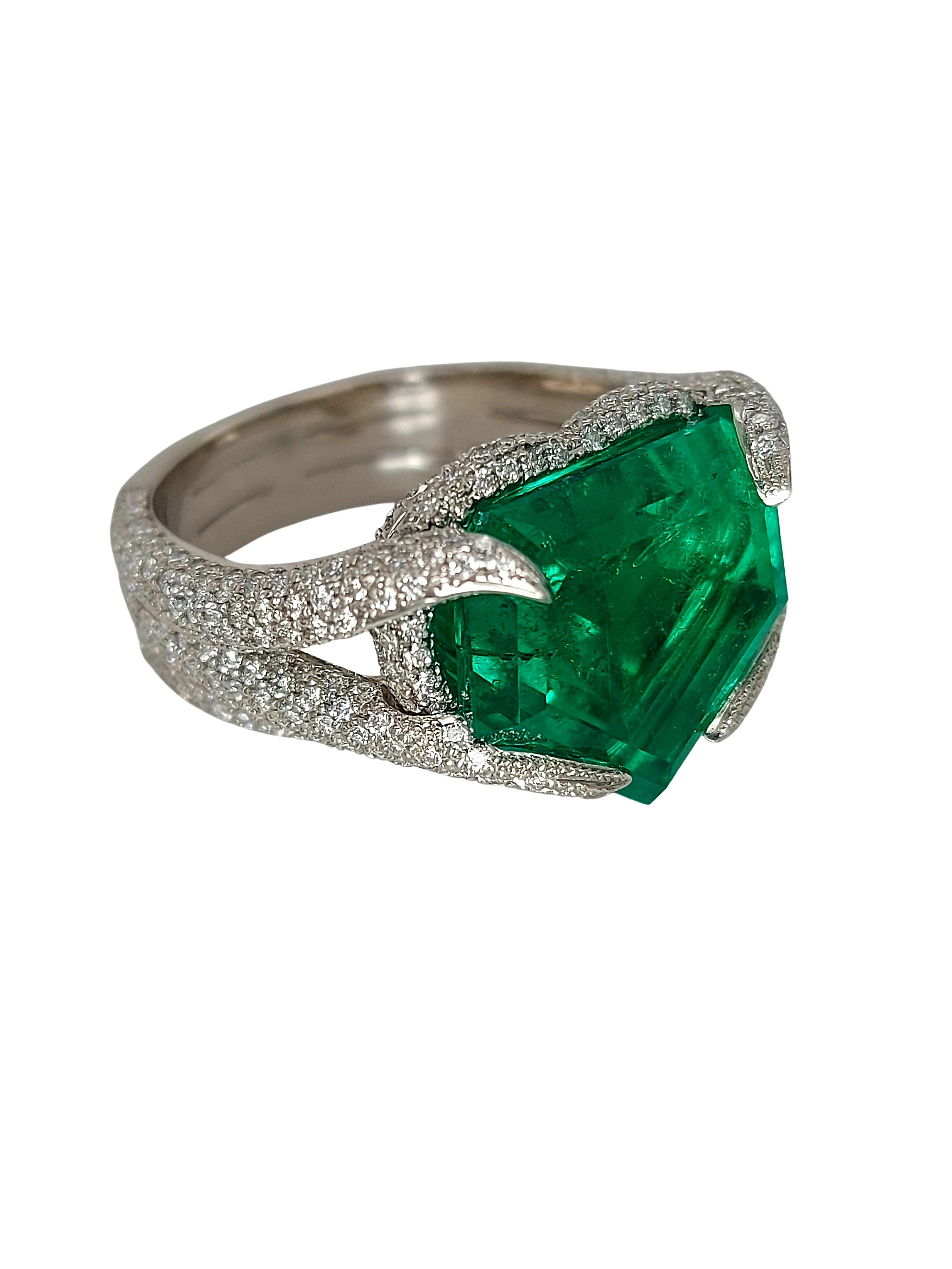 SSEF Certified Platinum 9 Ct Colombian Emerald Minor & Diamonds Unique Ring For Sale 2