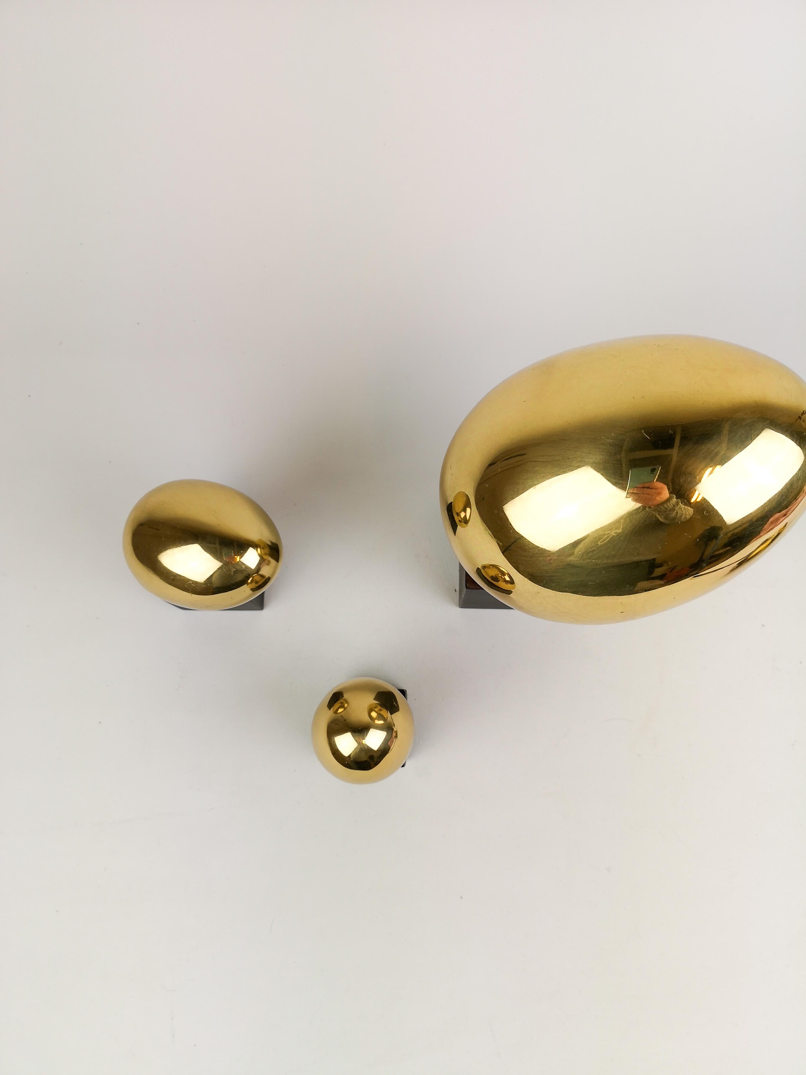 Set of 3 Egg Sculptures in Polished Brass In Good Condition In Hillringsberg, SE