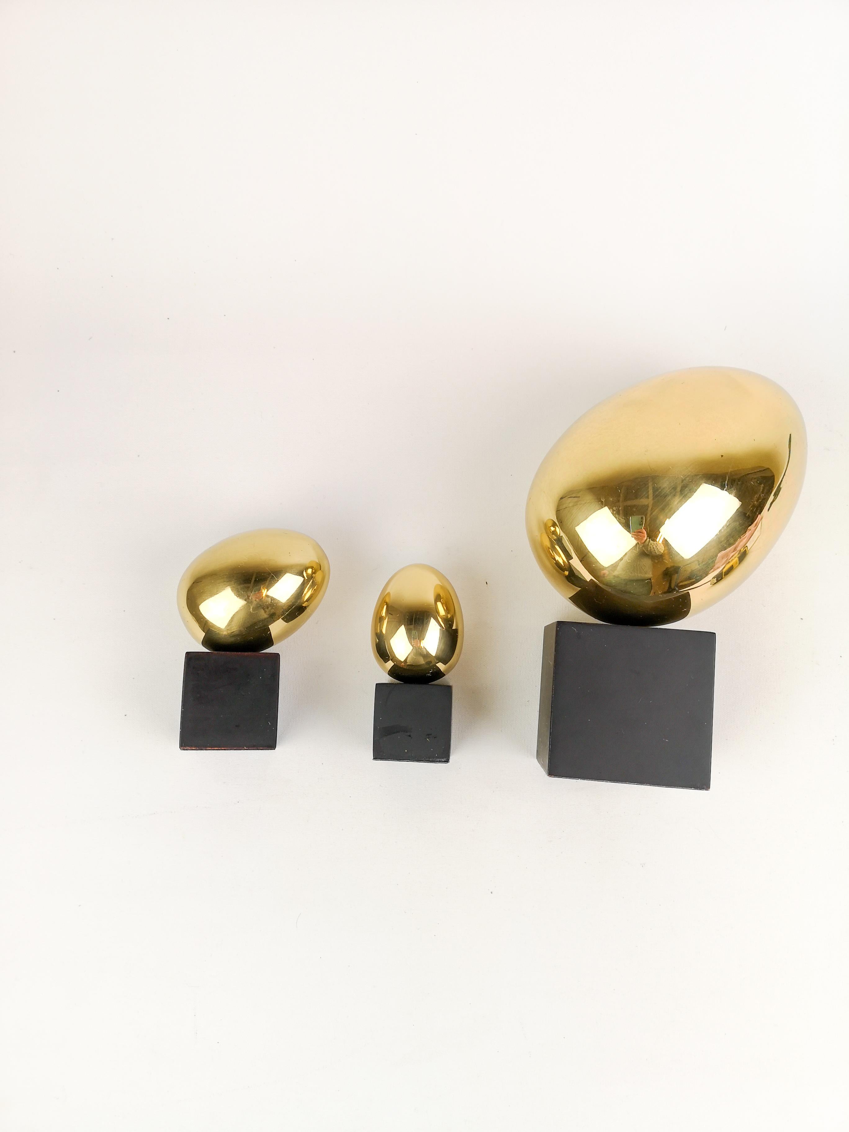 Late 20th Century Set of 3 Egg Sculptures in Polished Brass