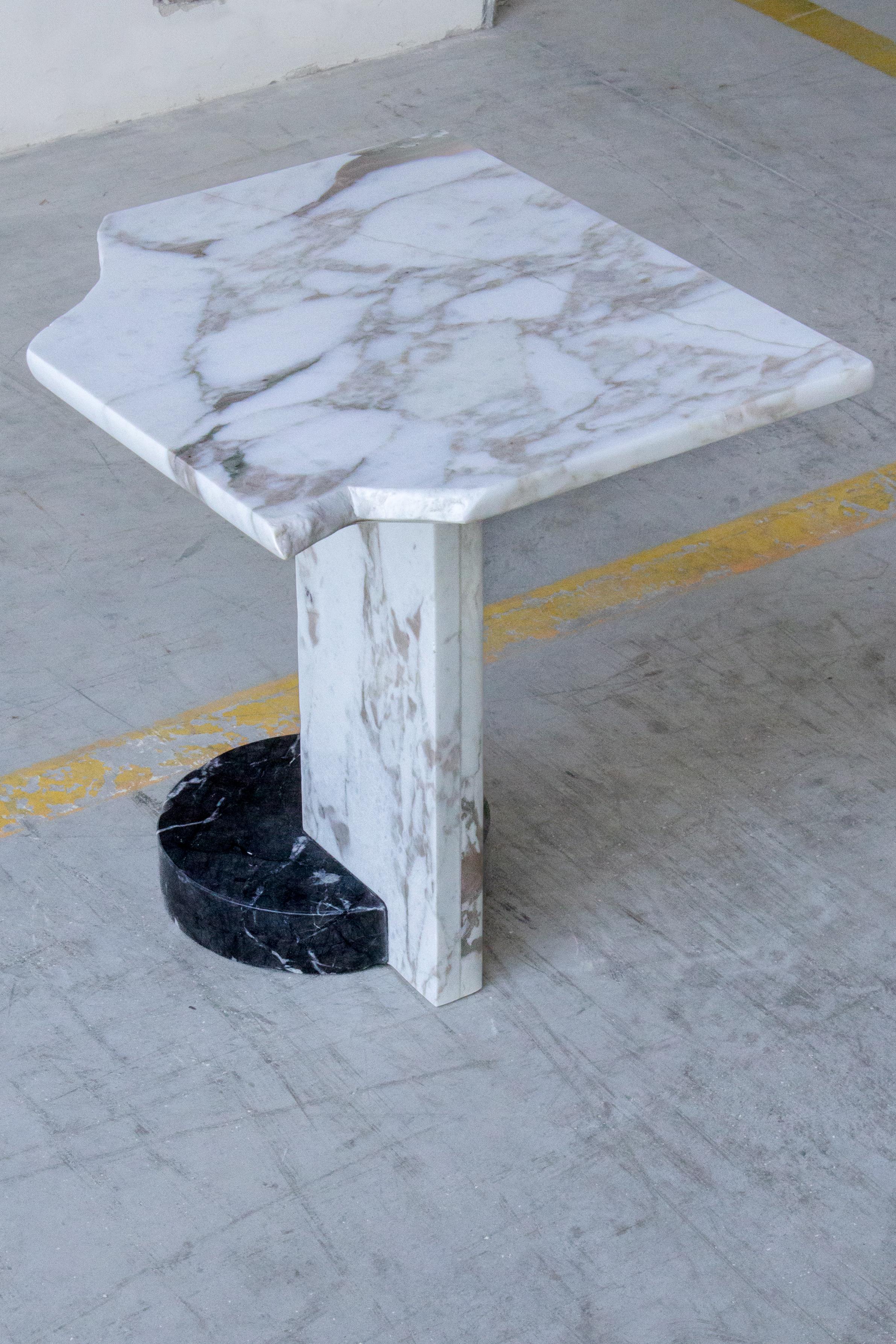 SST022 side table by Stone Stackers
Dimensions: D 45 x W 50 x H 52 cm
Materials: Calacatta Oro marble, Marquina marble.
Marble Structure: Calacatta Oro
Marble Base: Marquina
Weight: 30 kg

The side table combines two sleek marble slabs and an