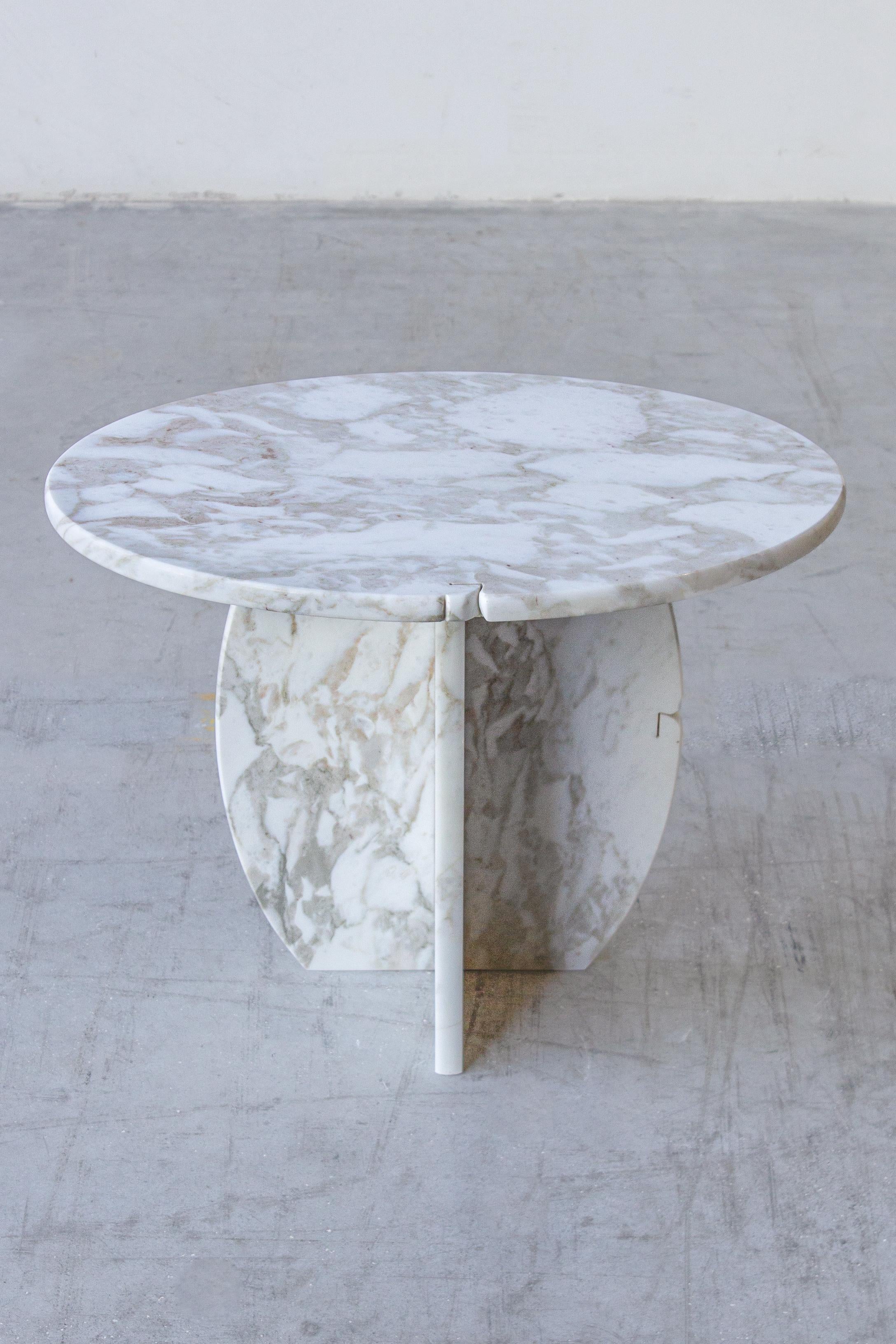 SST023 side table by Stone Stackers
Dimensions: D 34 x W 54 x H 45 cm
Materials: Calacatta Oro marble.
Weight: 19 kg

The Side table is made up of two oval shaped Calacatta Oro marble sustained by other marble off-cuts of the same marble.

The Stone