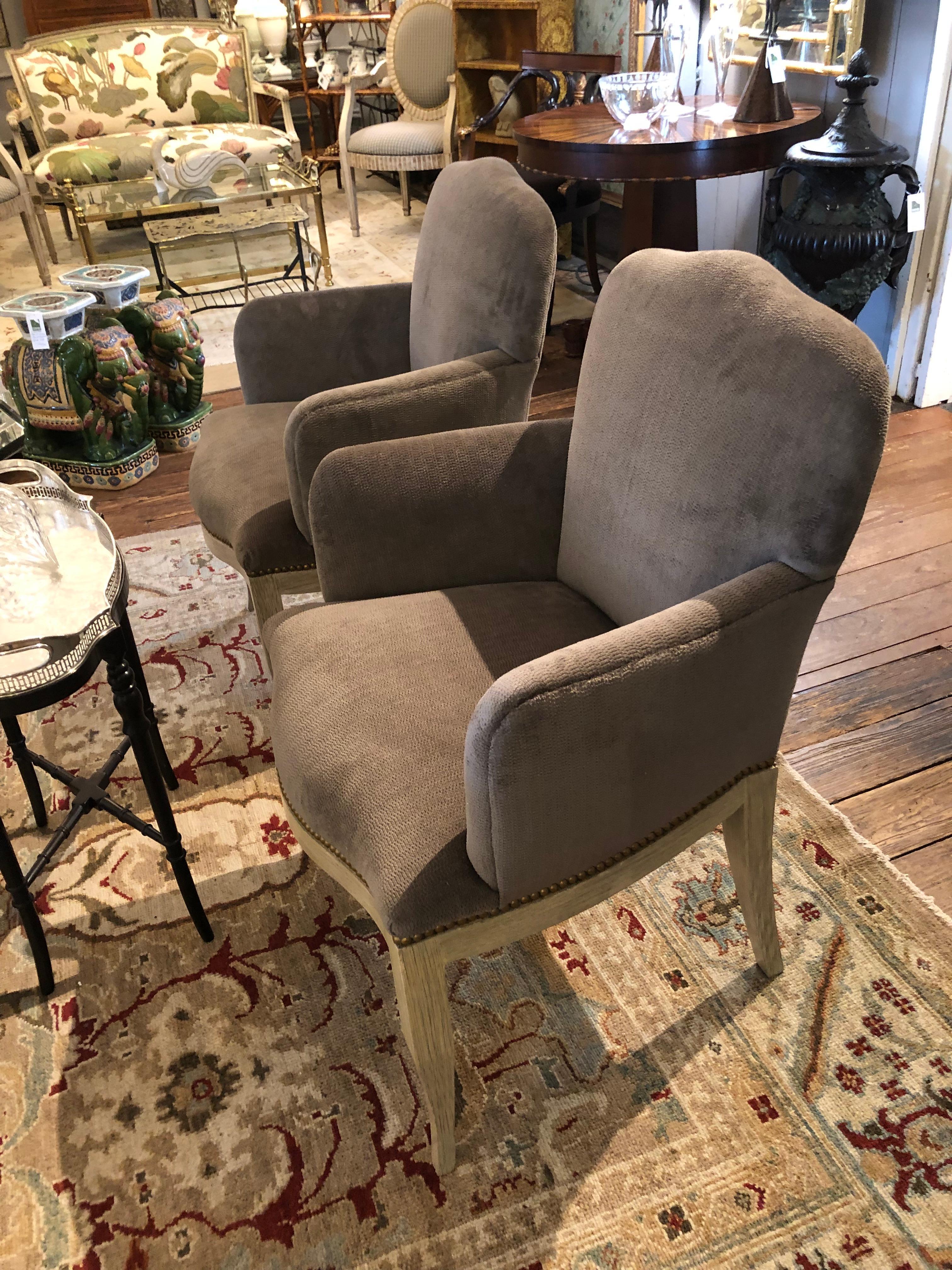 Superbe paire de fauteuils gris en chenille et bois cérusé en vente 4