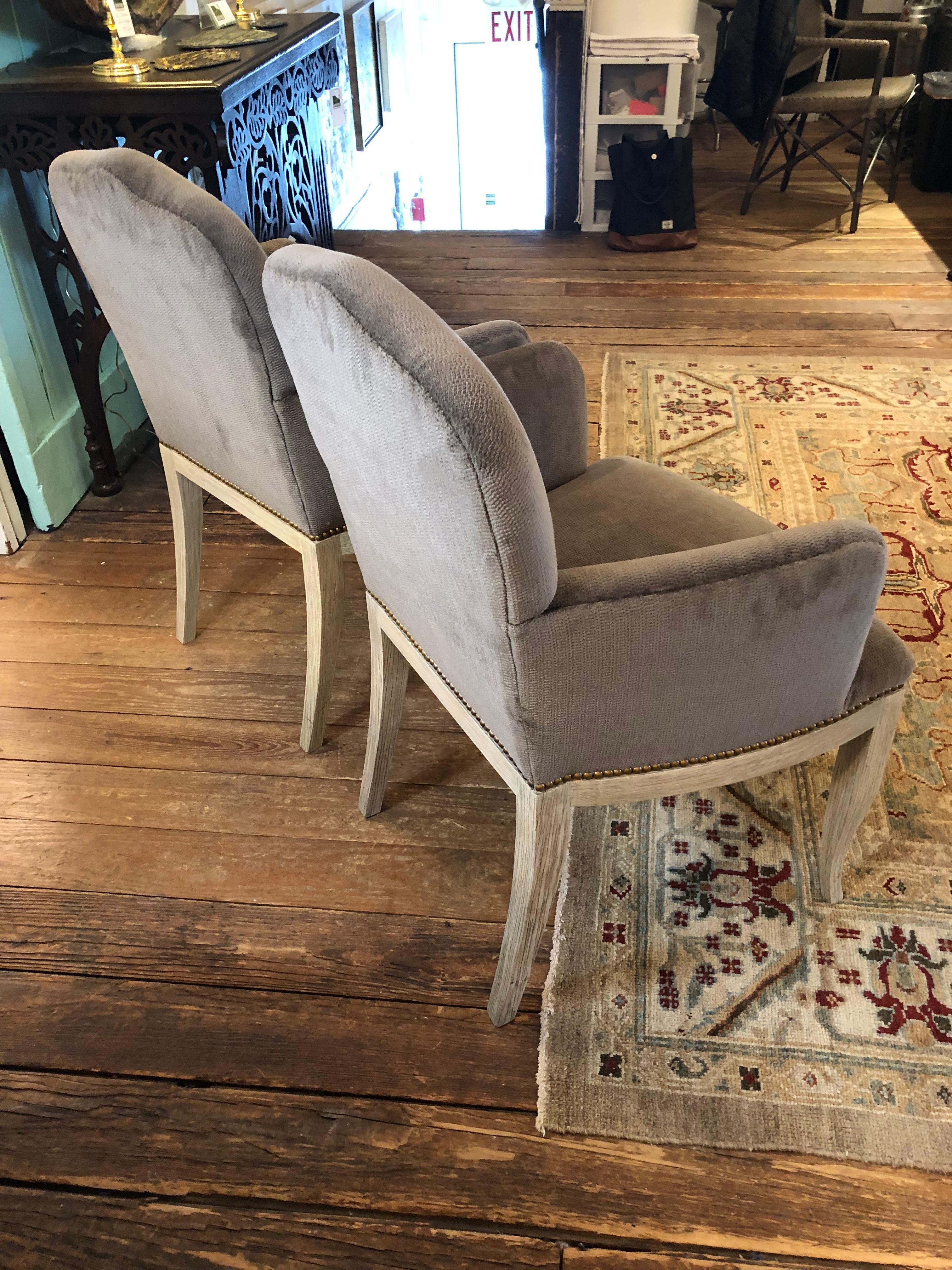Américain Superbe paire de fauteuils gris en chenille et bois cérusé en vente