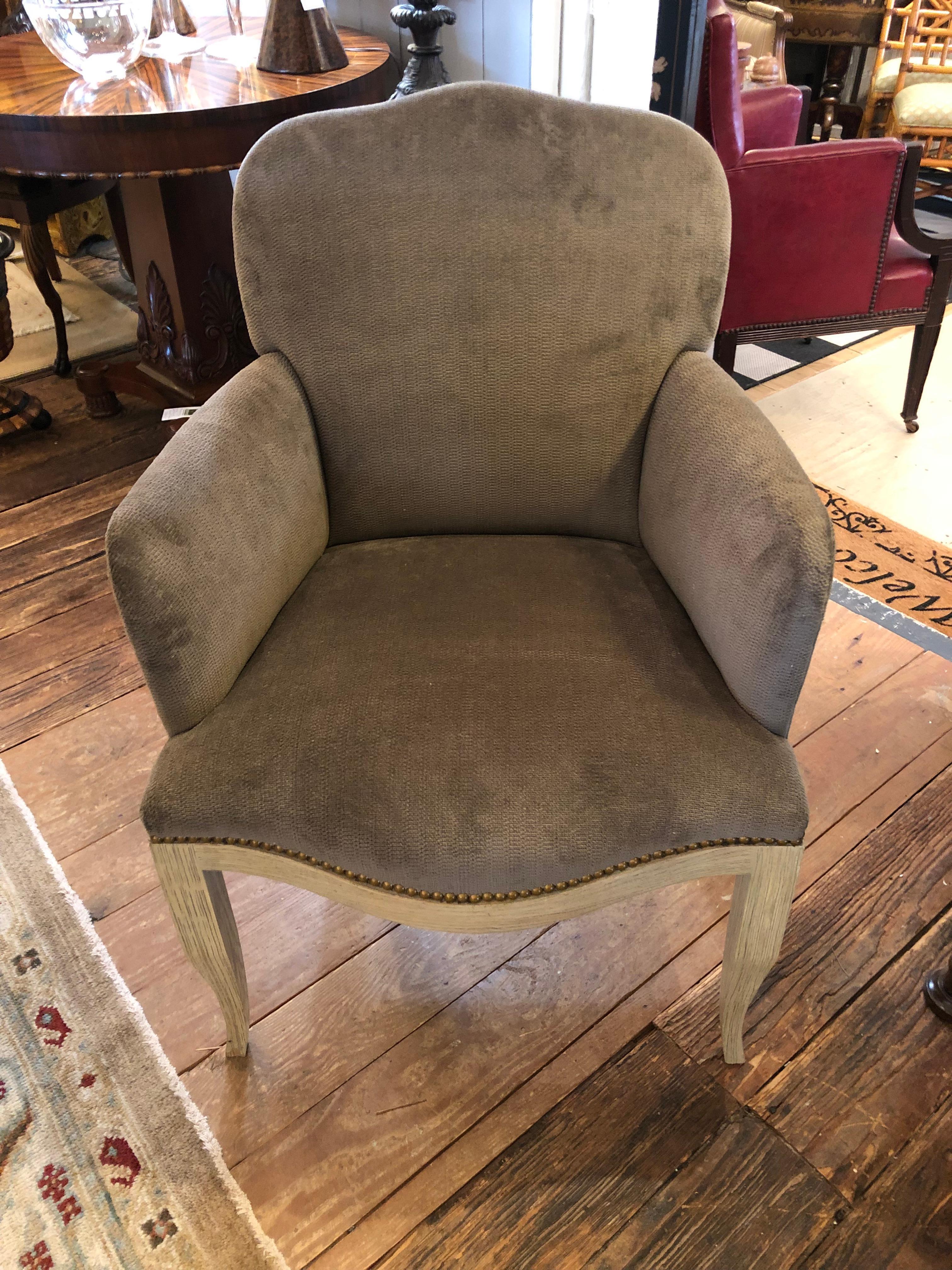 Superbe paire de fauteuils gris en chenille et bois cérusé en vente 1