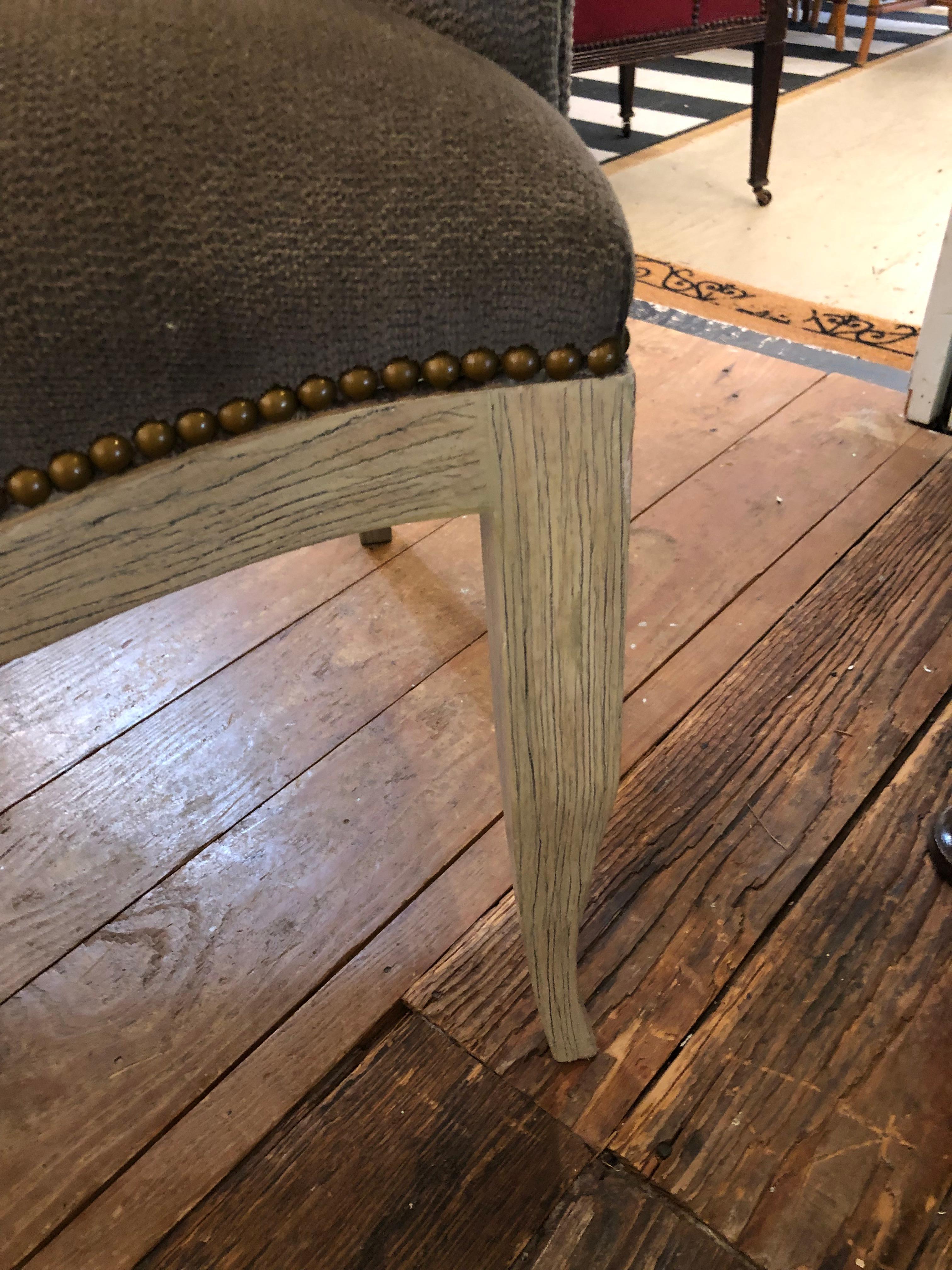 Superbe paire de fauteuils gris en chenille et bois cérusé en vente 2
