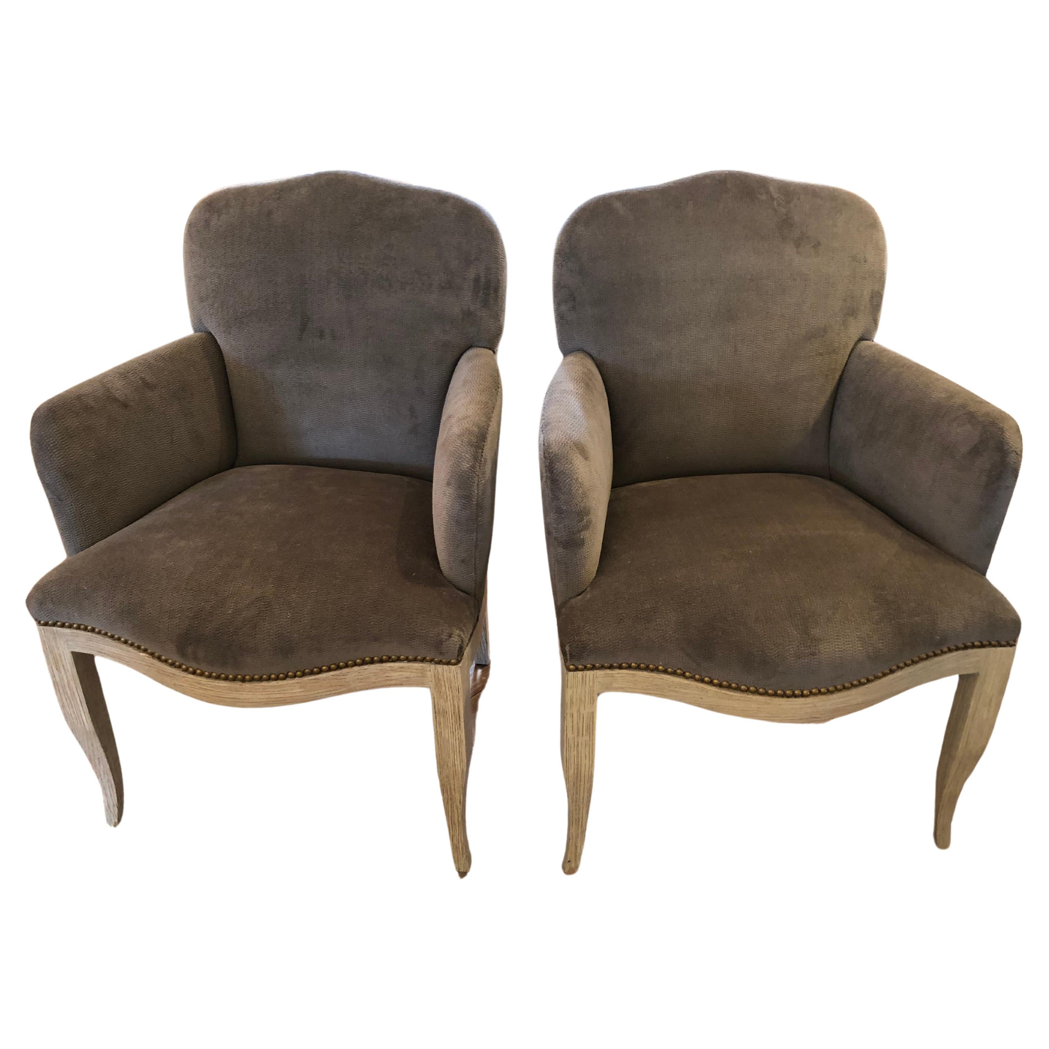 Superbe paire de fauteuils gris en chenille et bois cérusé en vente