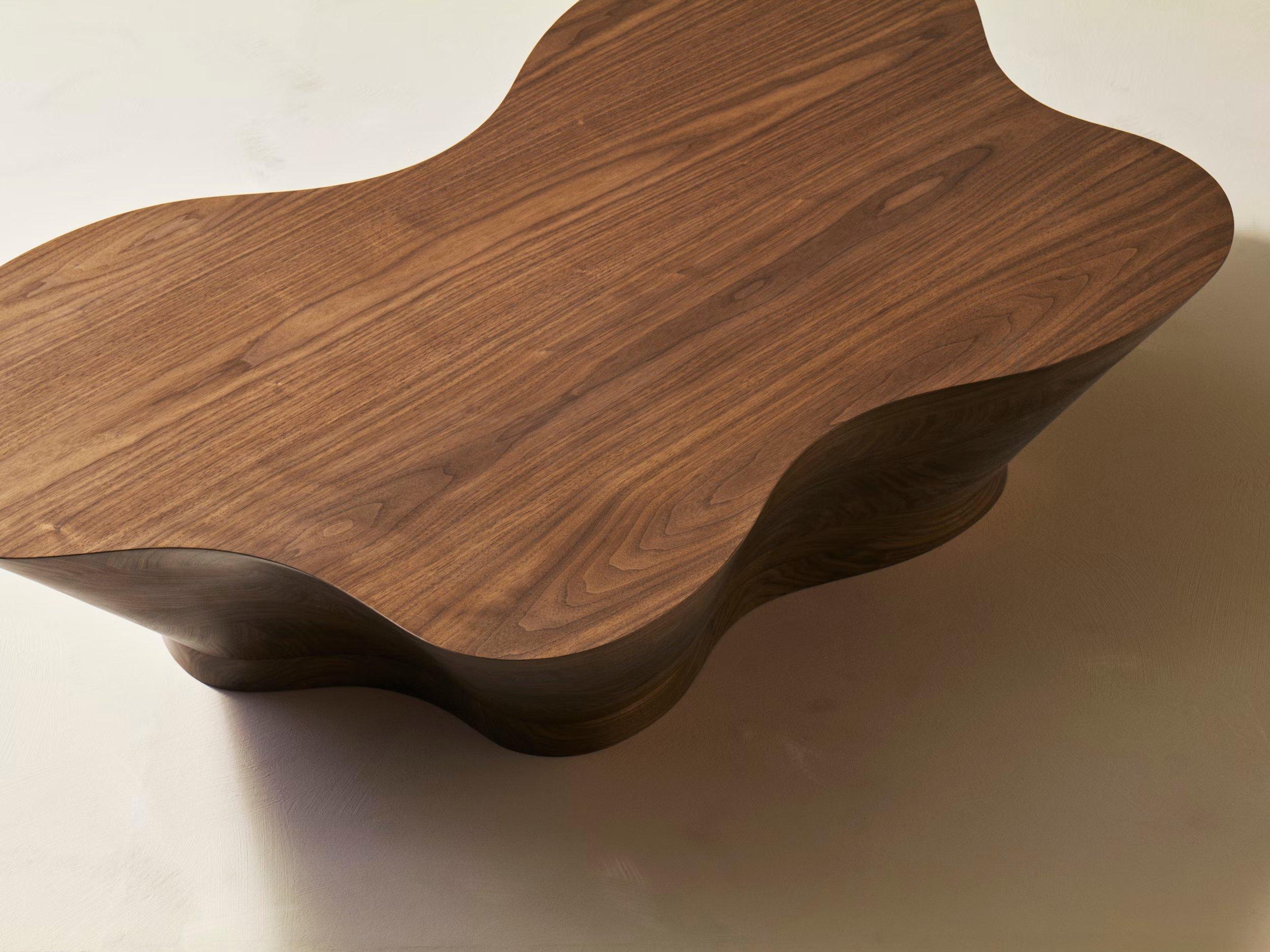 Table basse à la forme suprêmement organique, la SSU (Sunny Side Up) est fabriquée à la main à partir de bois de première qualité. Le résultat est un bel exemple de luxe modeste, la robustesse du bois complétant les lignes élégantes de la table, qui
