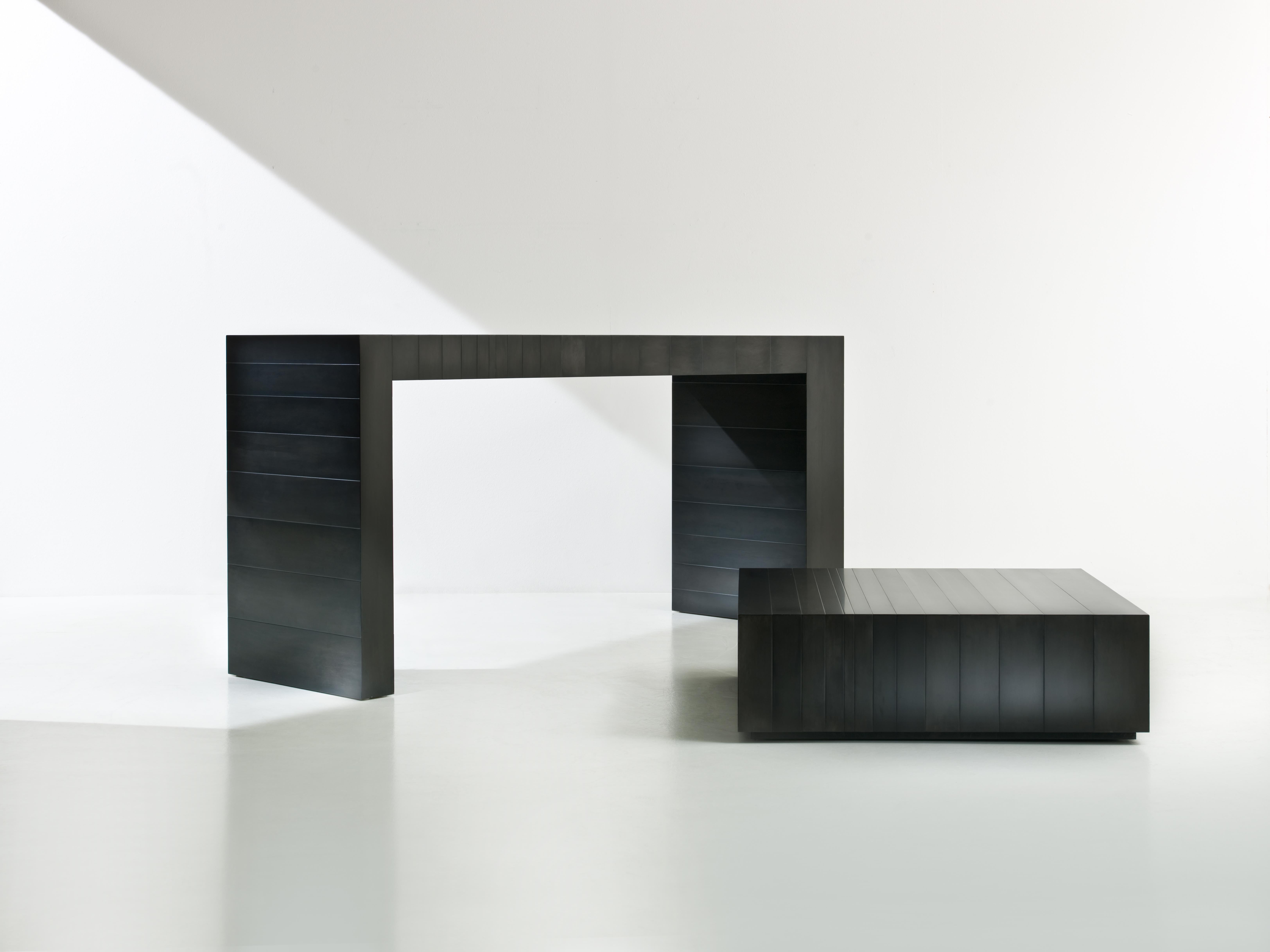 Mesa consola ST 21 by Laurameroni
Dimensiones: An 162 x Pr 50 x Al 80 cm
Materiales: Hierro Negro Cenere. 

Consola completamente revestida de cenere de hierro negro.

Laurameroni:
La habilidad de los artesanos de la zona de Brianza les ha fascinado