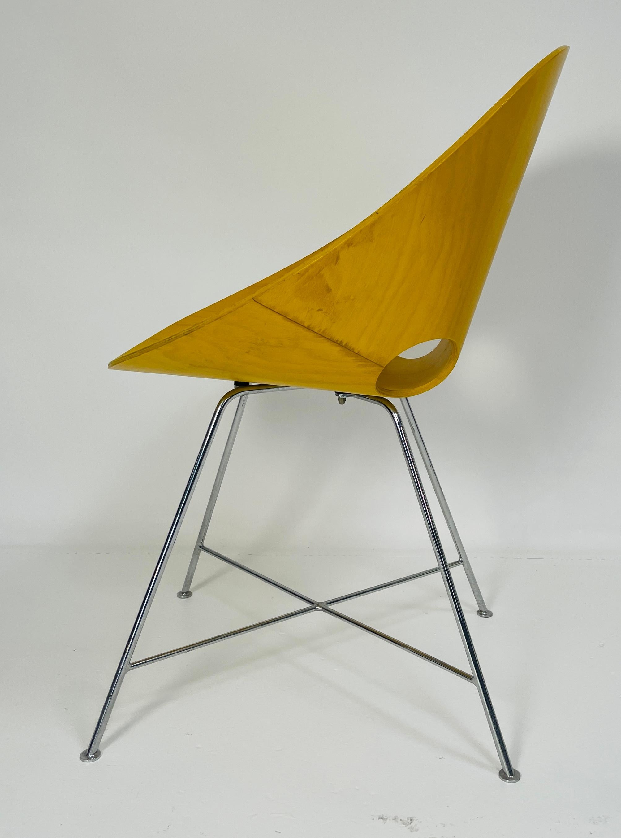 Steel ST 664 Shell Chairs, Designed by Eddie Harlis For Sale
