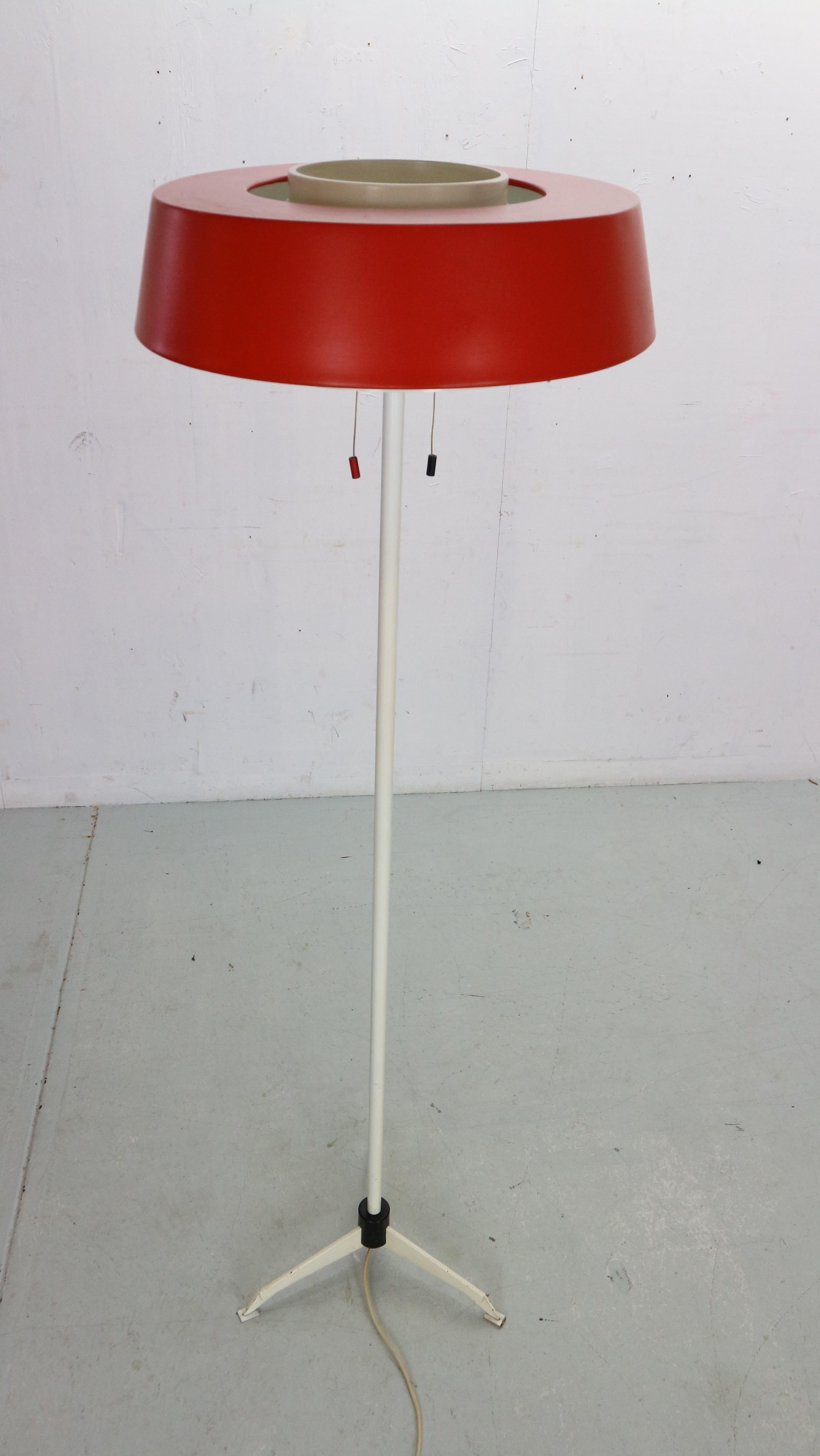 Fantastic floor lamp model ST 7128 designed by Niek Hiemstra and manufactured by Hiemstra Evolux, The Netherlands 1950. Hiemstra Evolux was a progressive design company located in Amsterdam and founded by Hiemstra & Evenblij in 1934. After his