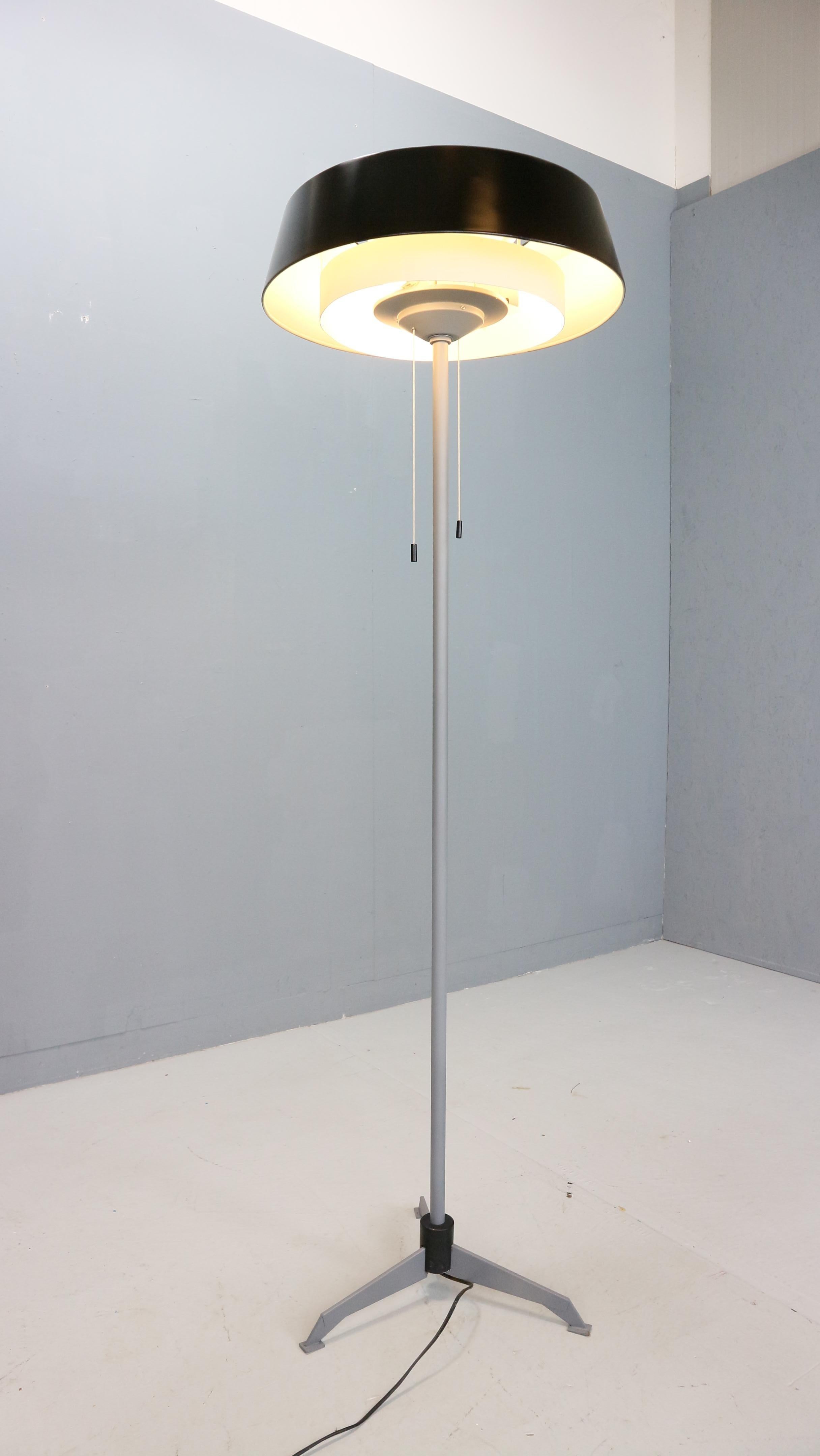 Fantastic floor lamp model ST 7128 designed by Niek Hiemstra and manufactured by Hiemstra Evolux, The Netherlands 1950. Hiemstra Evolux was a progressive design company located in Amsterdam and founded by Hiemstra & Evenblij in 1934. After his