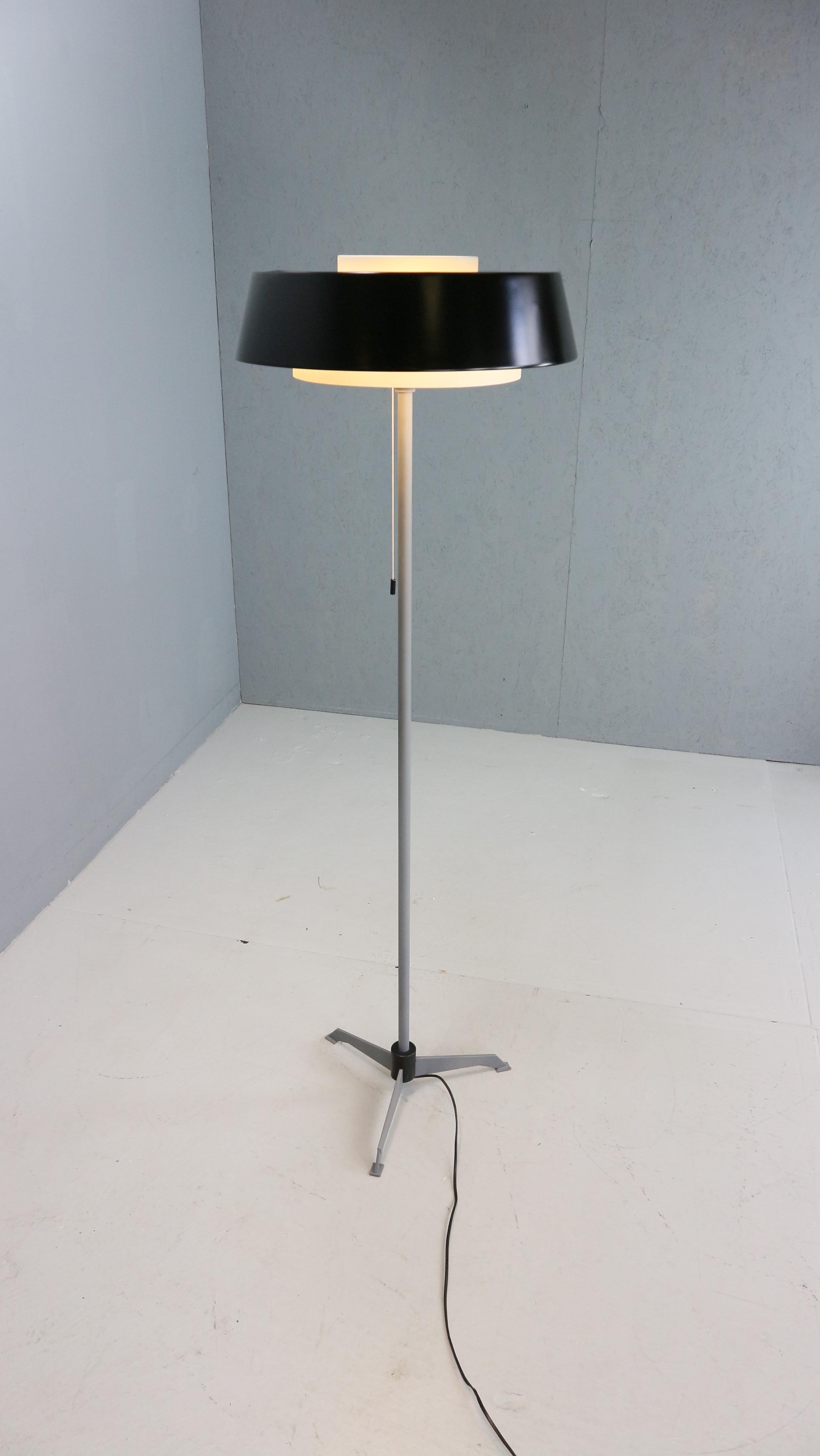 Mid-Century Modern ST 7128 Floor Lamp by Niek Hiemstra for Evolux, Netherlands, 1950s For Sale
