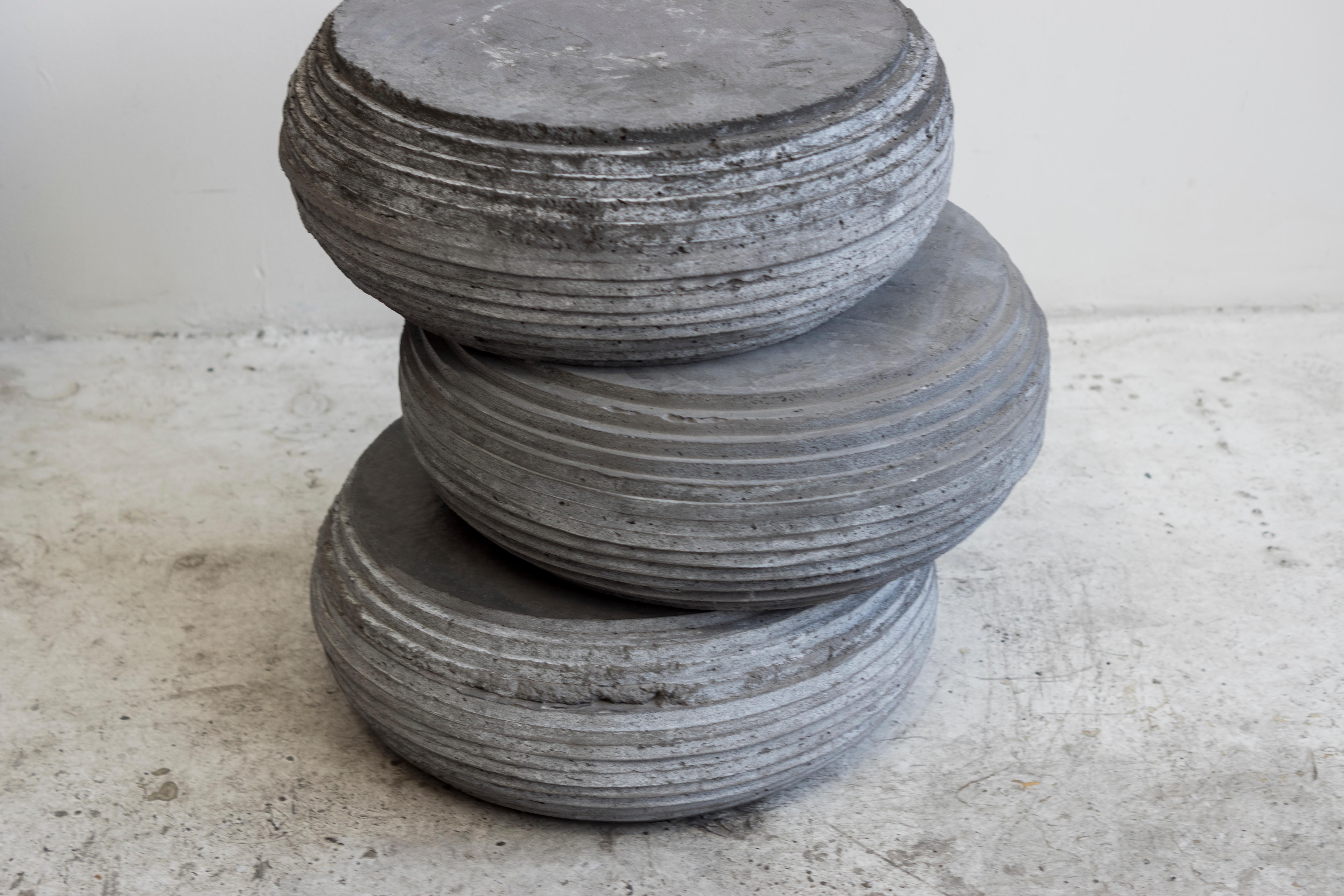 Pouf pour l'intérieur et l'extérieur. 

À la croisée de l'art, de l'artisanat et du design, la première collection de meubles et d'accessoires sculpturaux en ciment coulé à la main de Concrete Poetics présente des formes visuellement intrigantes et