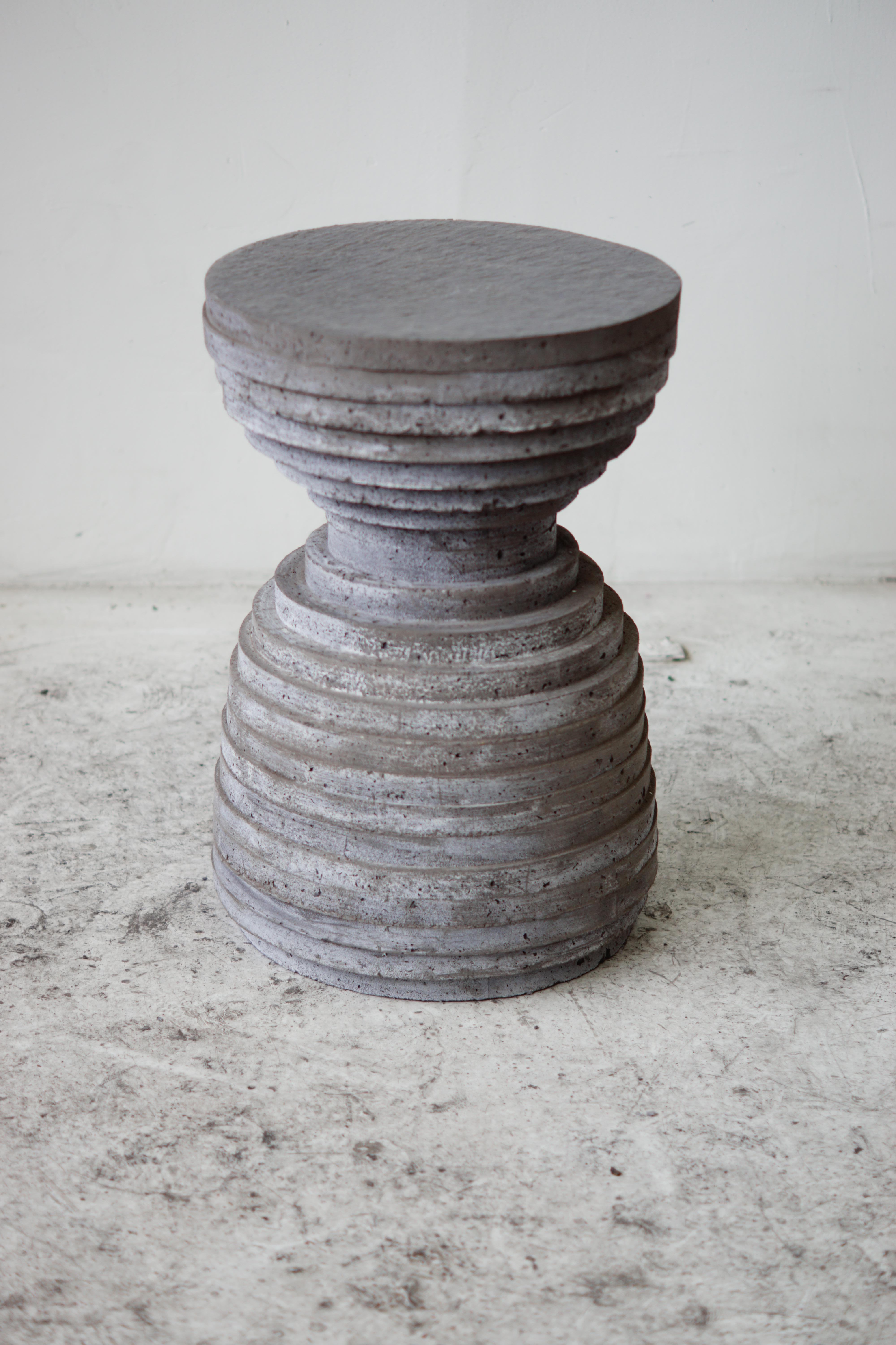 En la intersección del arte, la artesanía y el diseño, la primera colección de muebles y accesorios escultóricos de cemento fundido a mano de Concrete Poetics presenta formas visualmente intrigantes y dinámicas que yuxtaponen la densidad del