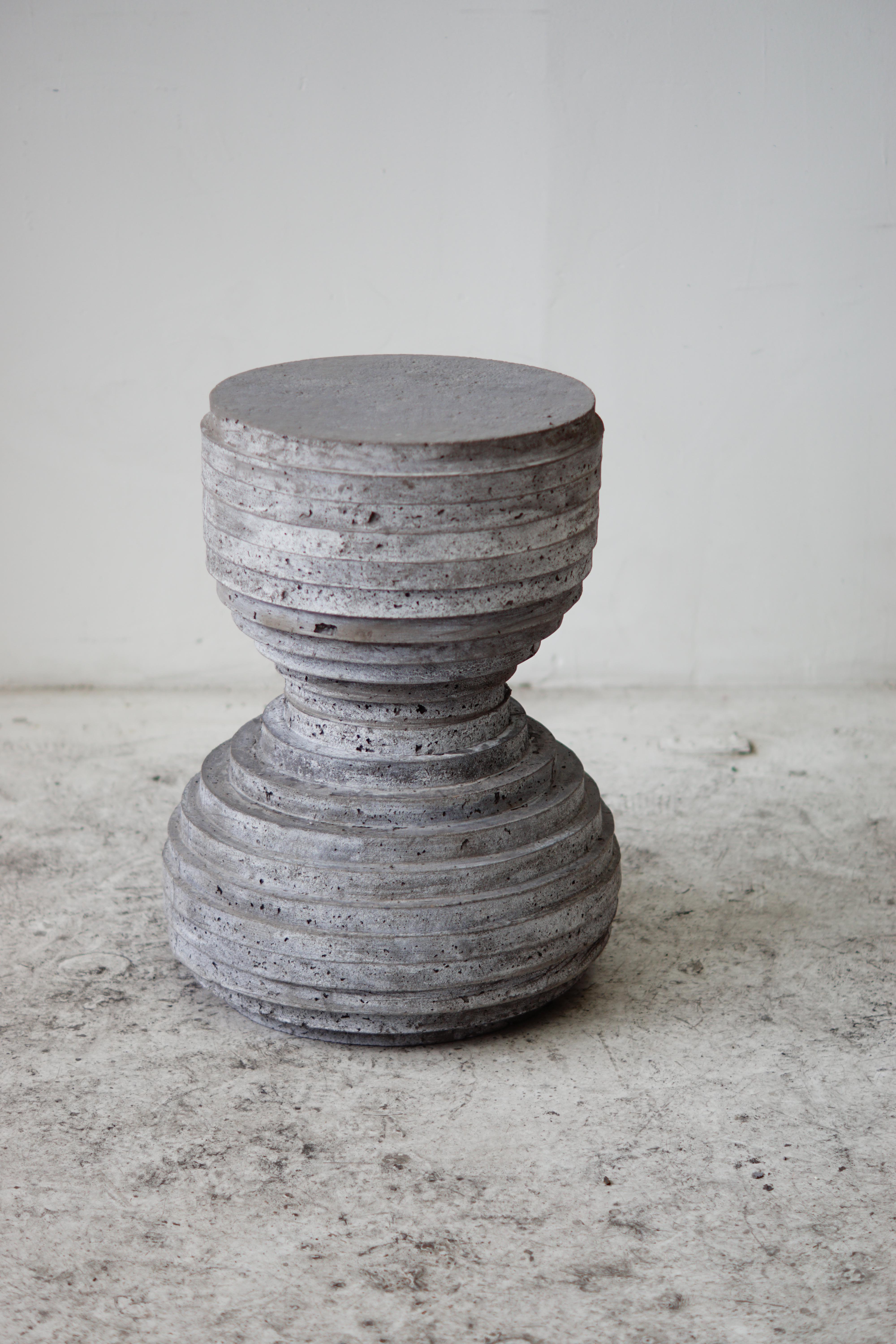 En la intersección del arte, la artesanía y el diseño, la primera colección de muebles y accesorios escultóricos de cemento fundido a mano de Concrete Poetics presenta formas visualmente intrigantes y dinámicas que yuxtaponen la densidad del