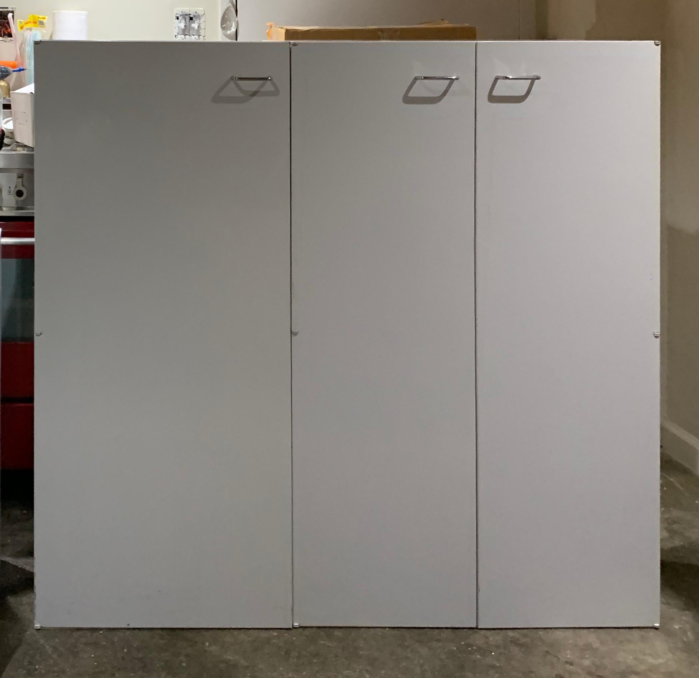 St. Charles Mid-Century Modern Küchenschrank aus Stahl, Wandmontage, grau, Originallackierung. zweitüriger, erweiterter Schrank. Maße: 30