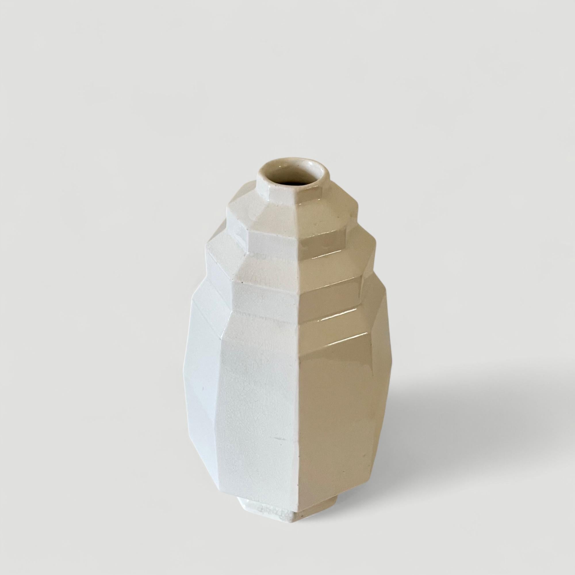 Keramikvase Saint Clement, Frankreich, mit weißer Craquelé-Glasur. Eine atemberaubende  runde Vase mit  mit kleiner Kragenöffnung und detaillierter stilisierter  Form um den Sockel herum, um 1930
