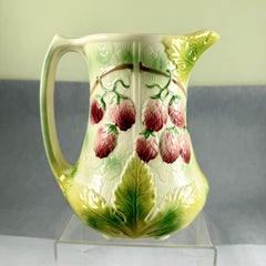 St. Clement – Französischer Barbotine-Krug im Jugendstil mit Himbeermotiv