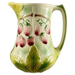 St. Clement – Französischer Barbotine-Krug im Jugendstil mit Himbeermotiv