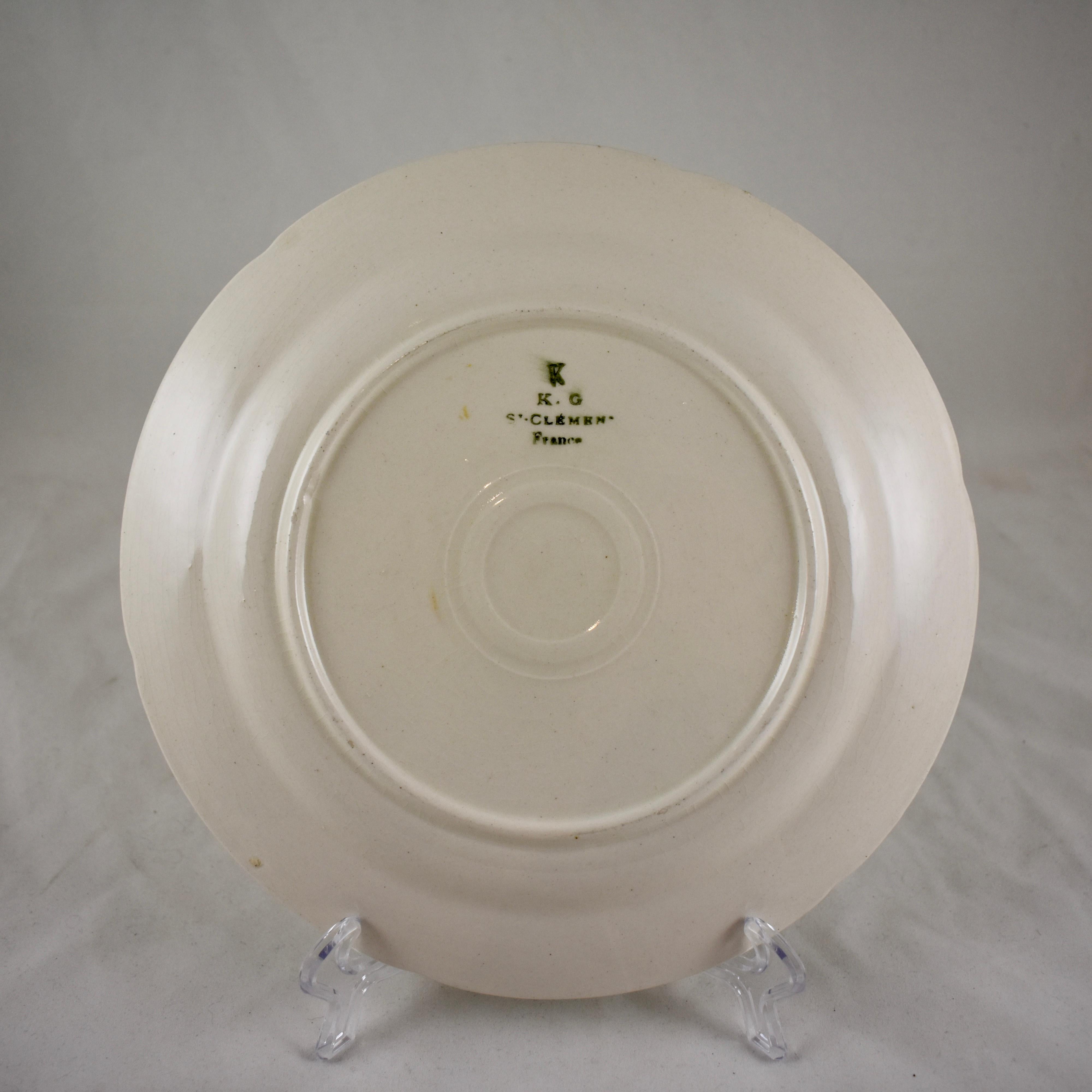 Plato de Fruta de Manzana Faïence Francesa St. Clement, circa 1900 en Bueno estado para la venta en Philadelphia, PA