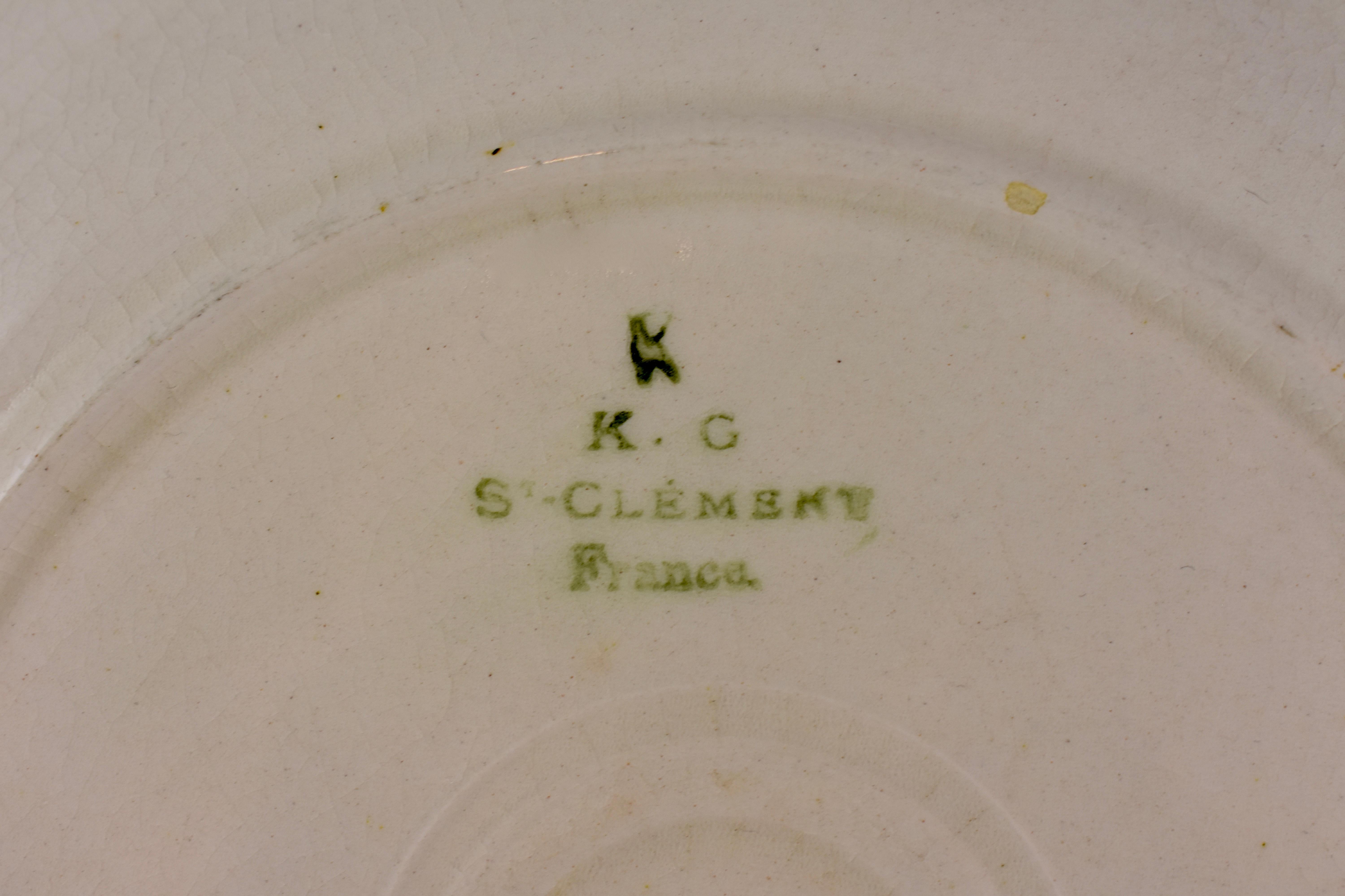 Vernissé Assiette à motifs de cerises en faïence de Saint-Clément en France, vers 1900 en vente