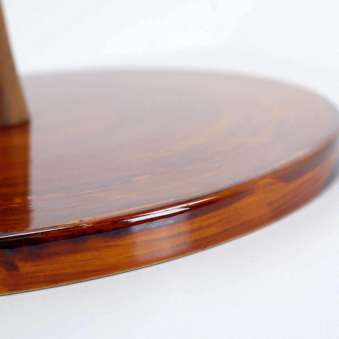 Plato moderno de mediados de siglo para embutidos/queso St Clement - Fance
Mediados de siglo - Decoración de mesa - Cerámica
Medidas : Ø 34cm H:21,5cm 
Materiales : Cerámica - Madera 
Desgaste propio de la edad y el uso.