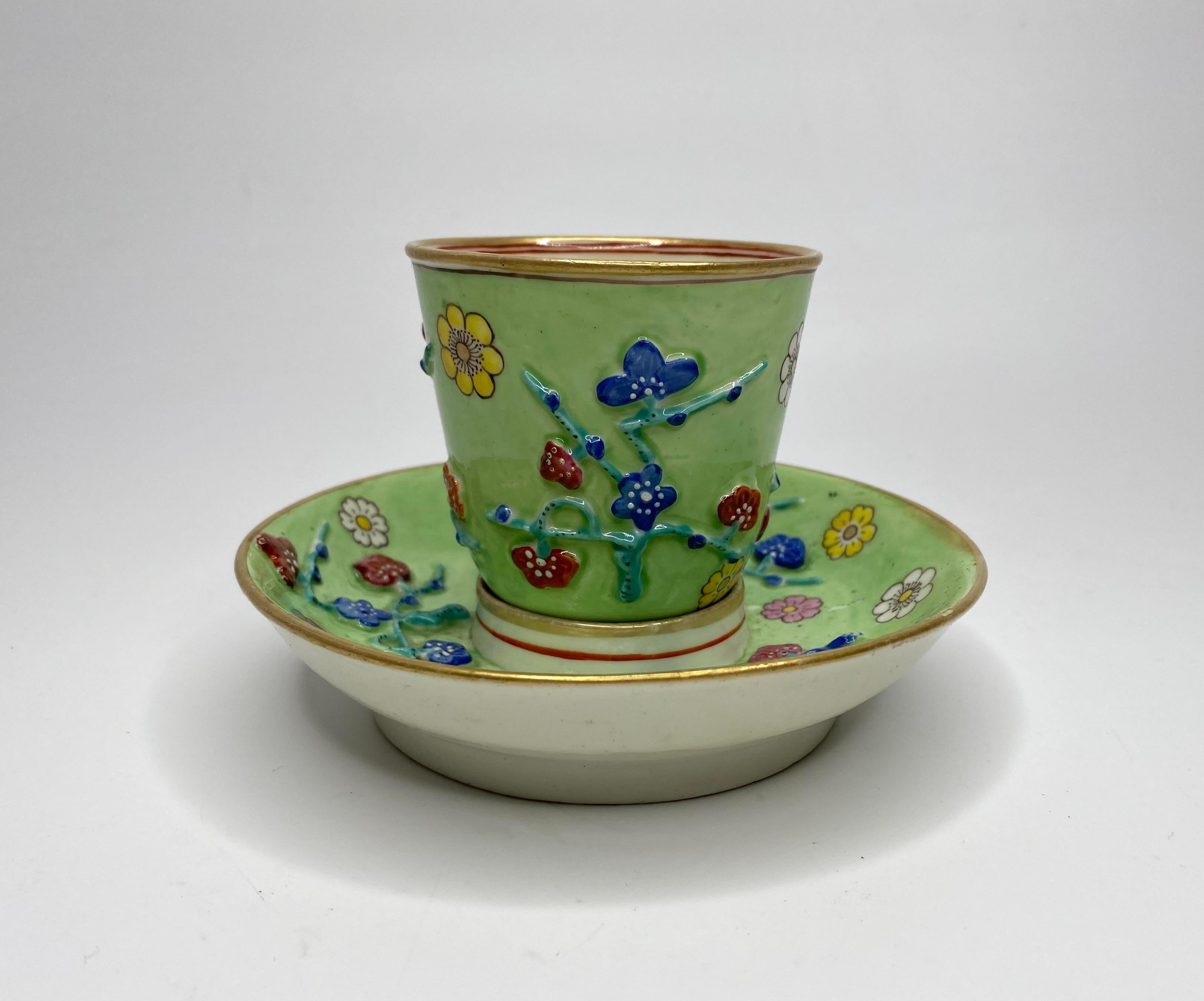 St Cloud porcelain trembleuse, c.1730. In Excellent Condition In Gargrave, North Yorkshire