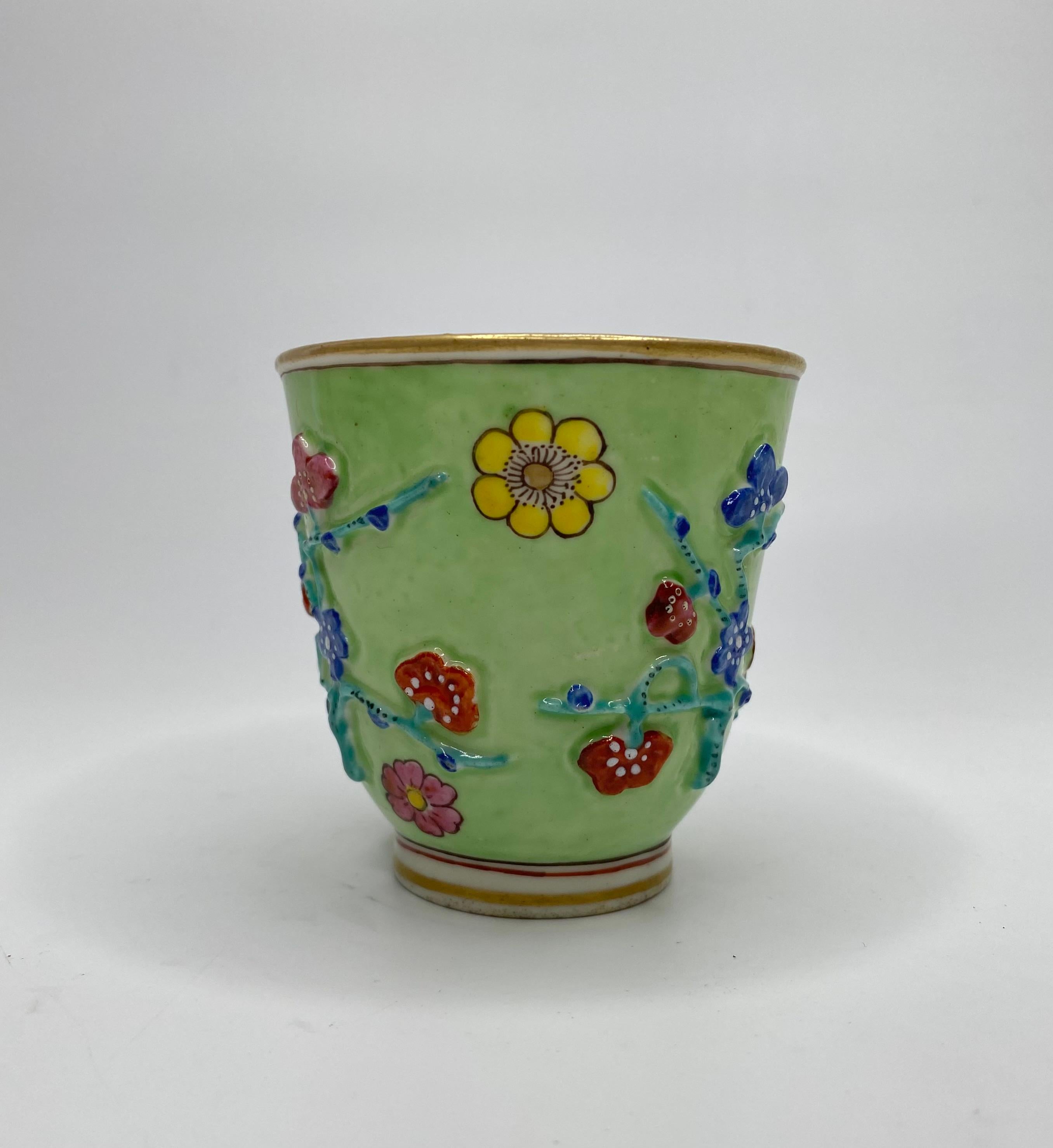 Early 18th Century St Cloud porcelain trembleuse, c.1730.