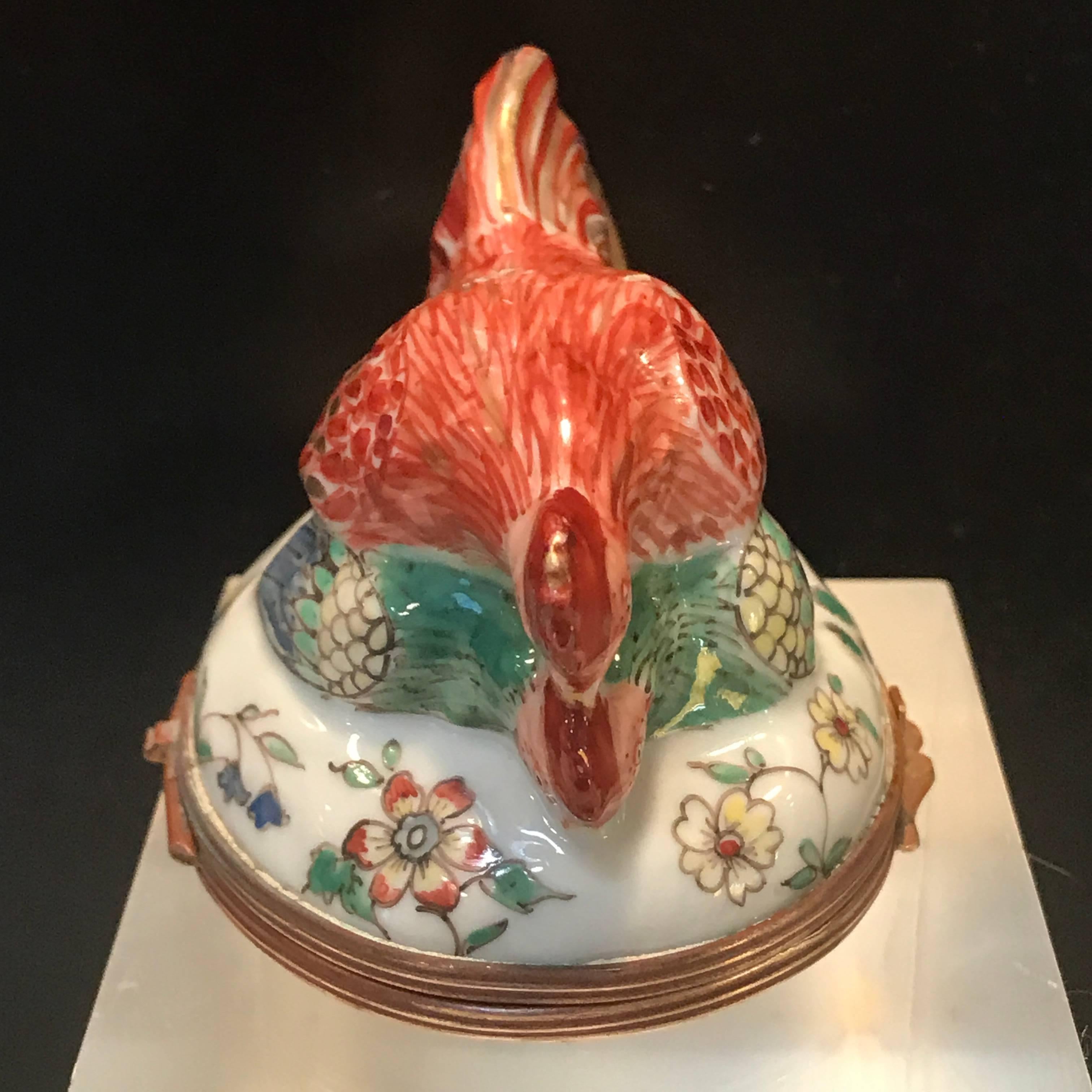 St. Cloud style hen and chicken snuff box, by Samson. Large size, beautifully decorated.