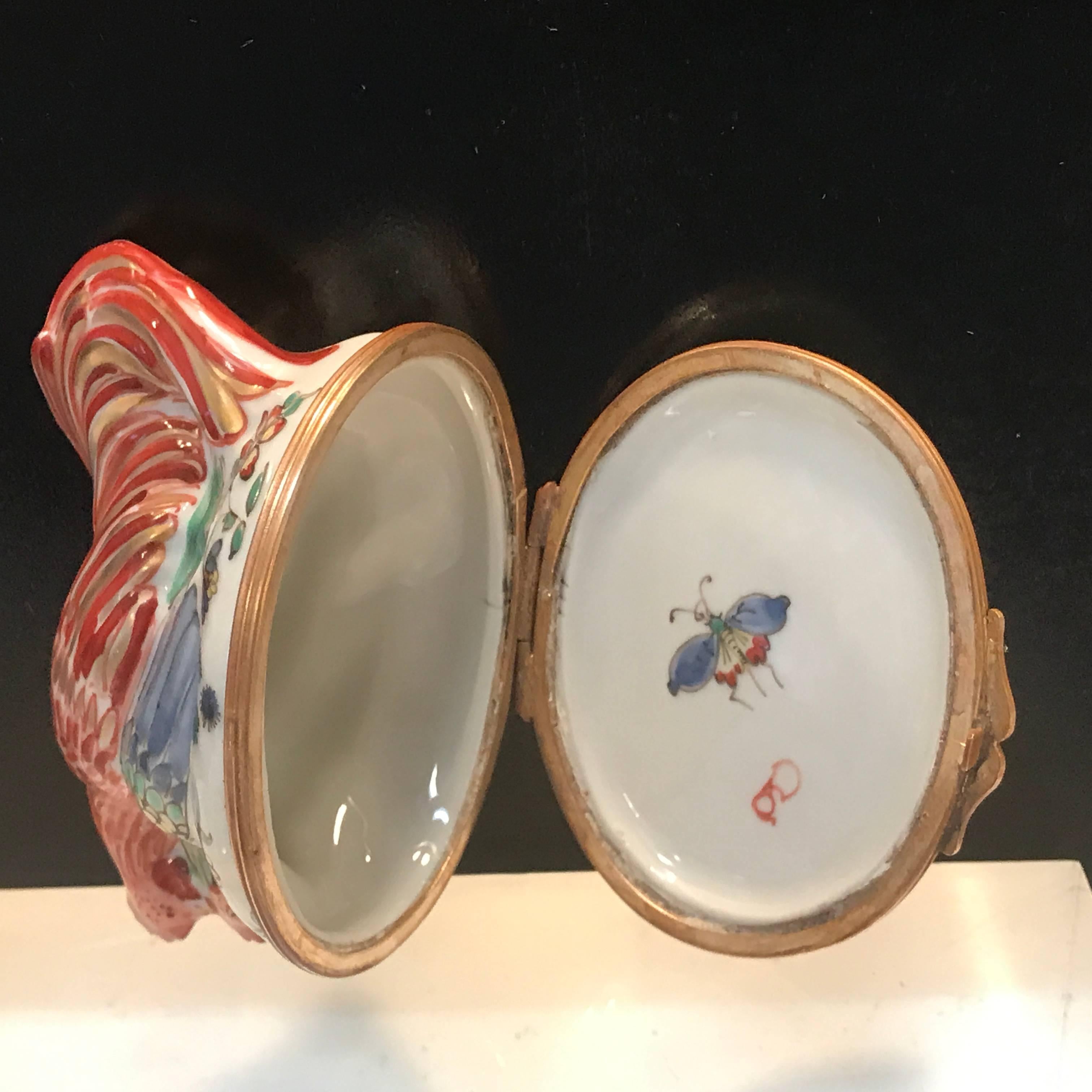 St. Cloud Style Hen and Chicken Snuff Box by Samson In Good Condition For Sale In West Palm Beach, FL