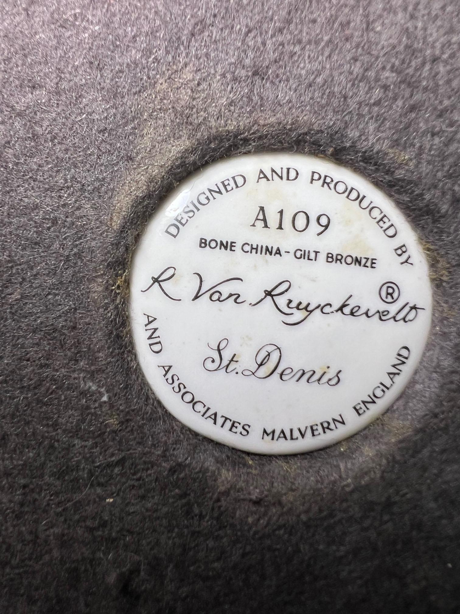 St Denis. de R. Van Ruyckevelt Escultura de porcelana en venta 2