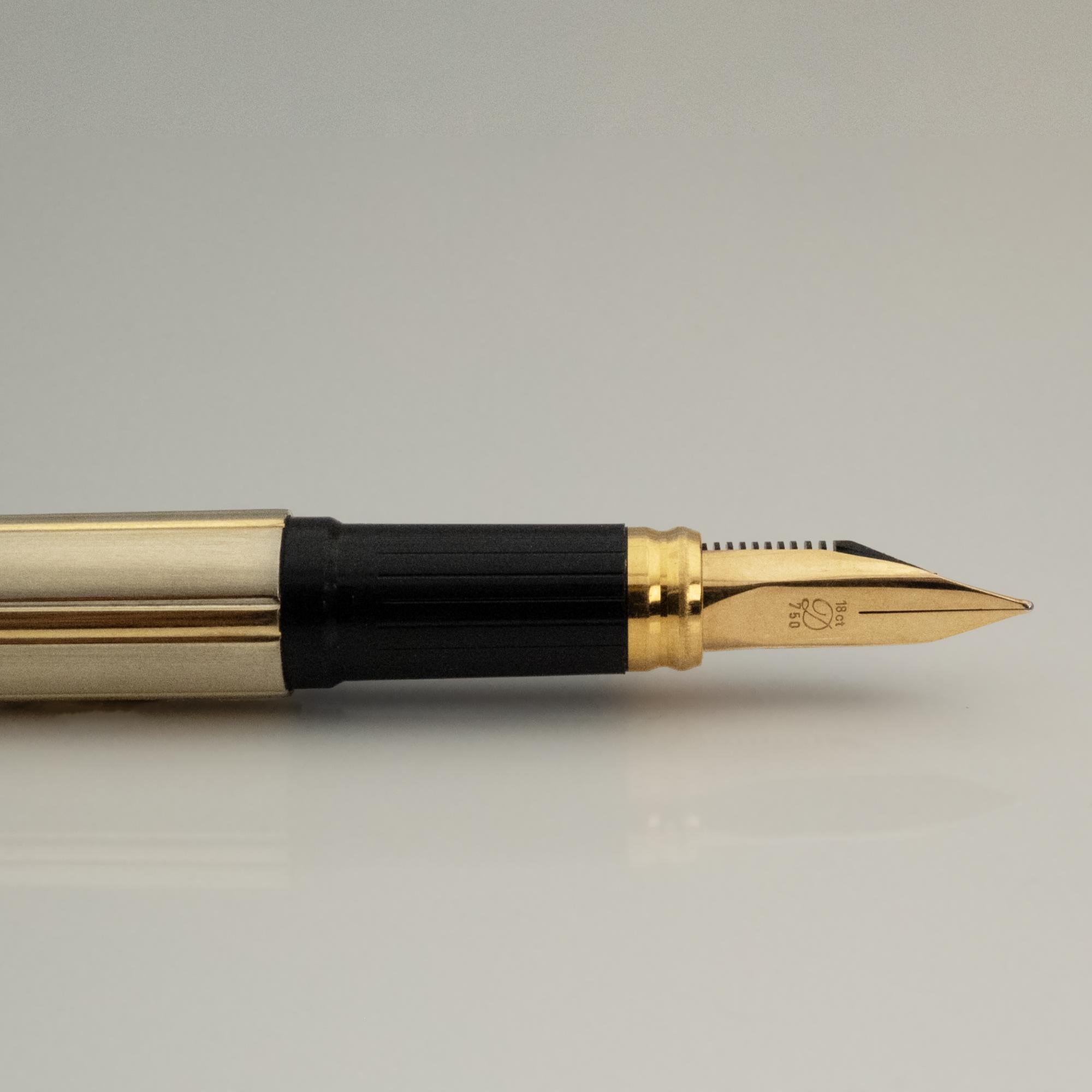 Taille ronde S.T. Dupont 18K Gold Fountain Pen with Diamond en vente