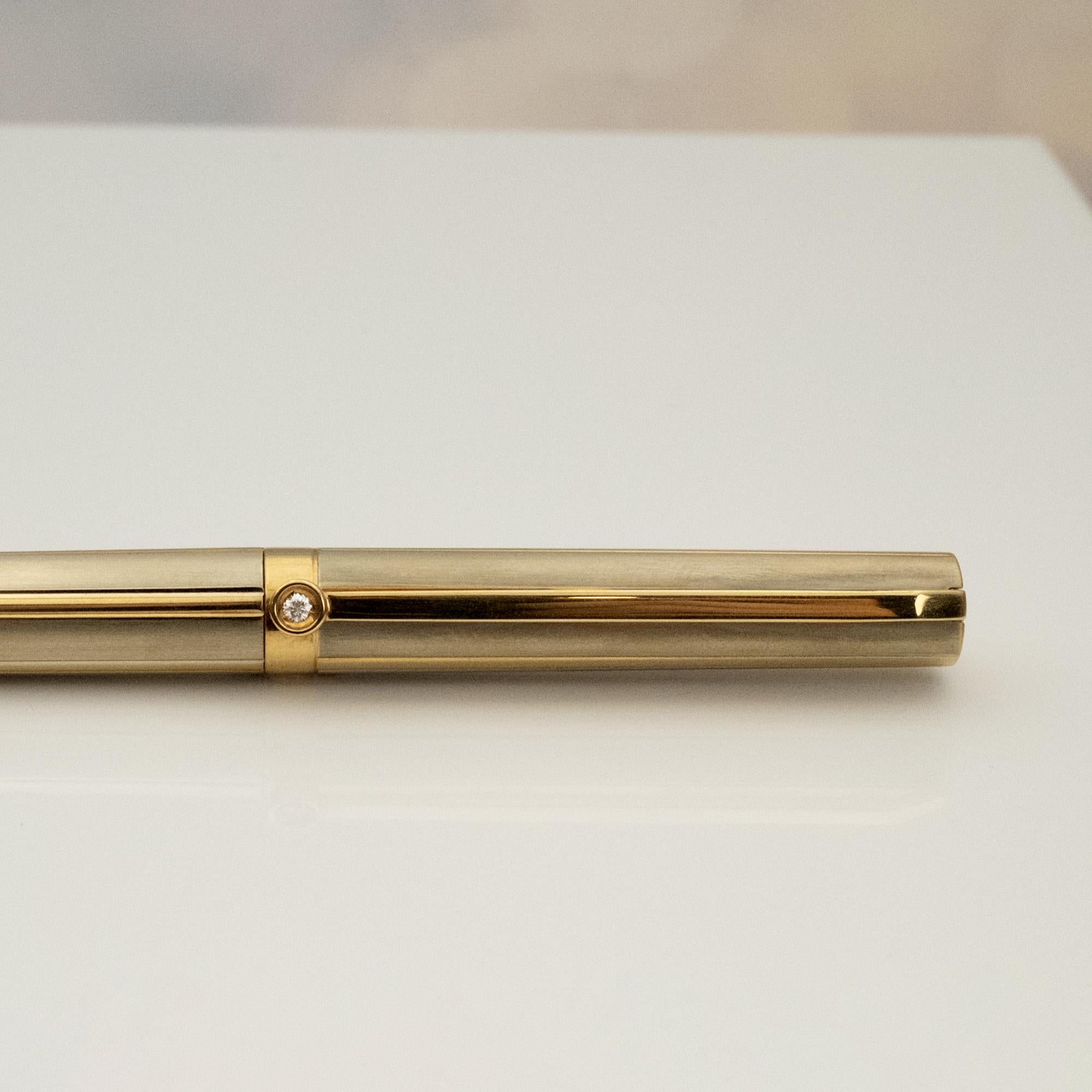 S.T. Dupont 18K Gold Fountain Pen with Diamond Unisexe en vente