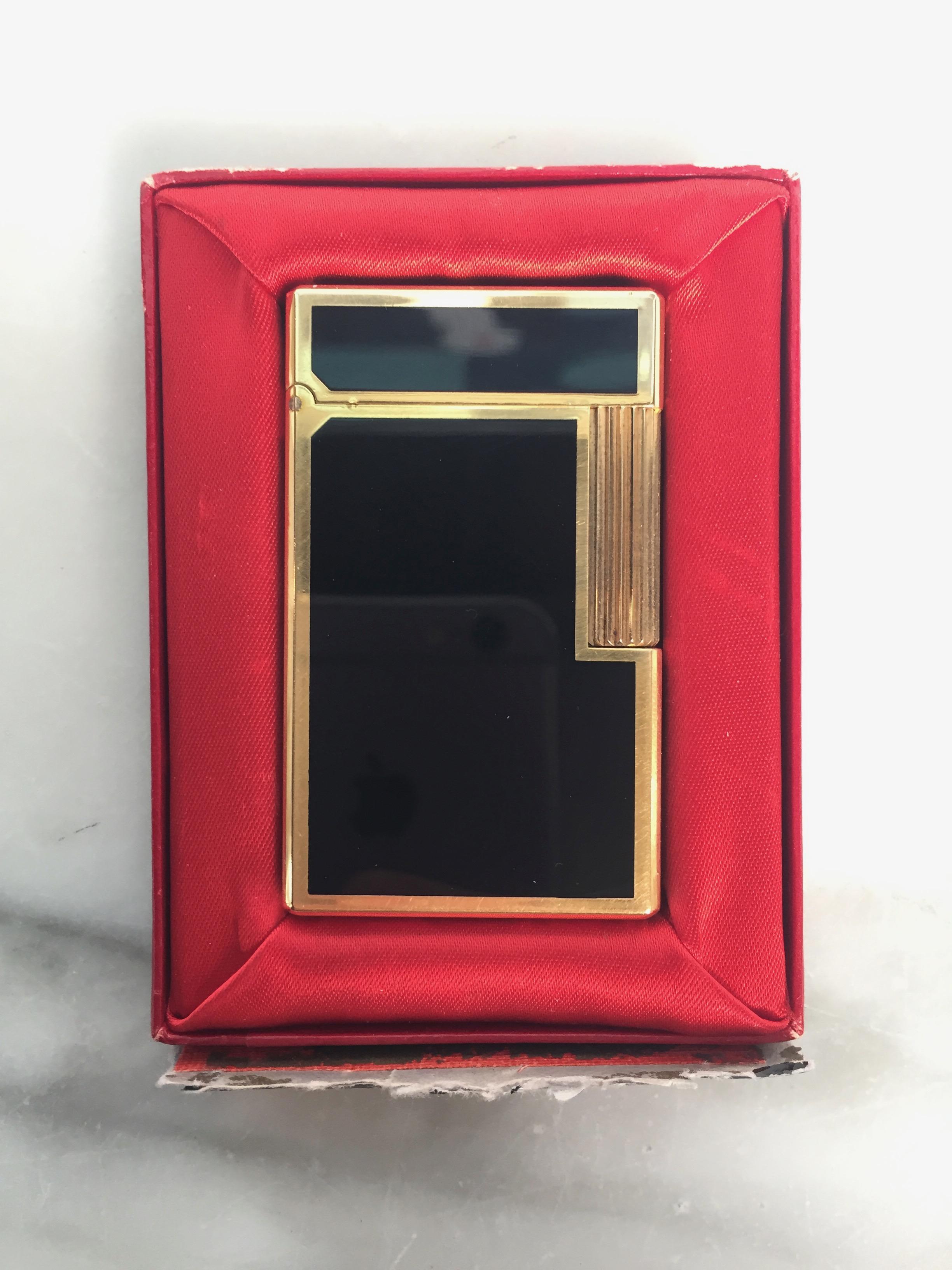This vintage ST Dupont lighter is sleek in design and compact in size. Featuring black and a luxe gilded trim and signature branding, this lightweight staple will make a welcome addition to your everyday essentials. This lighter comes in the box