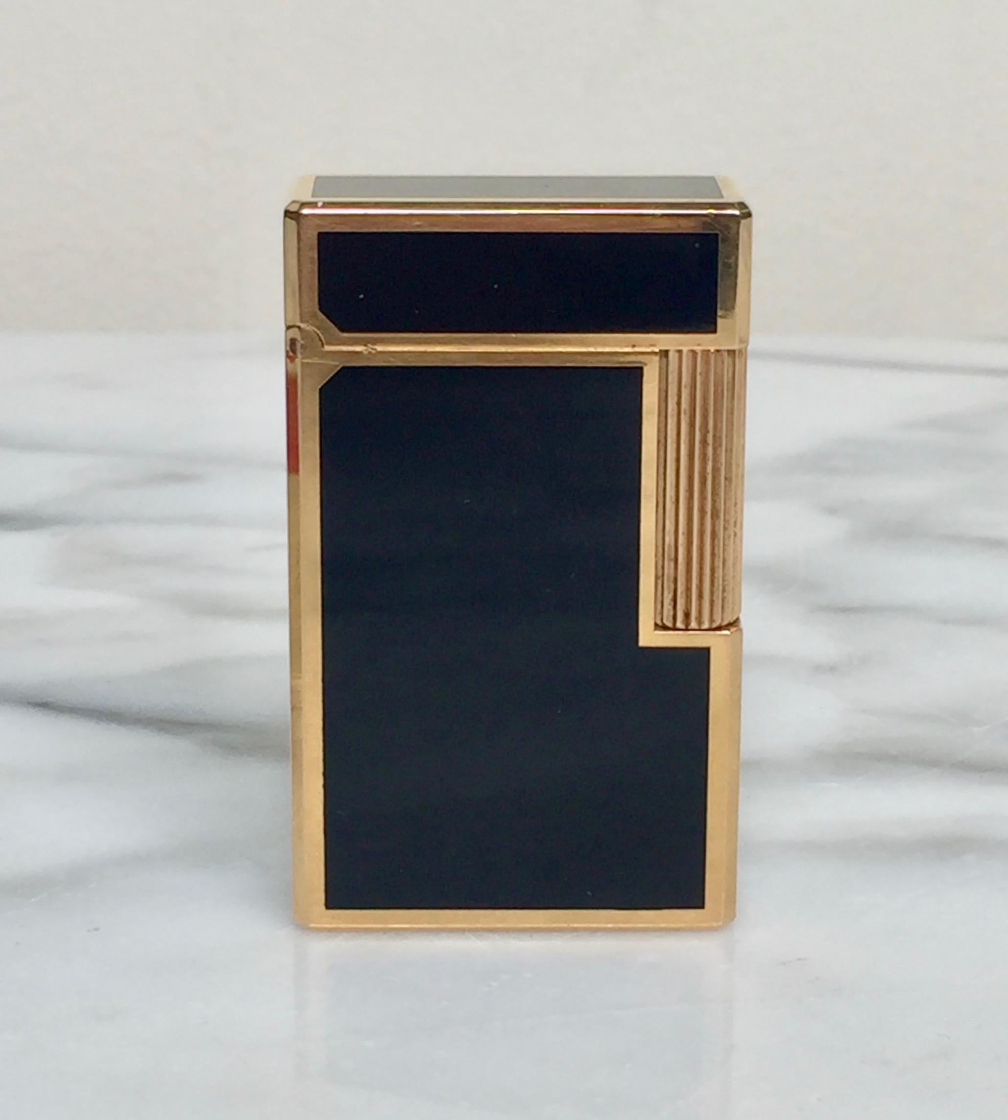 Mid-Century Modern S.T. Dupont Black Lacquer with Gold-Plated Trim Windsor Design Lighter
