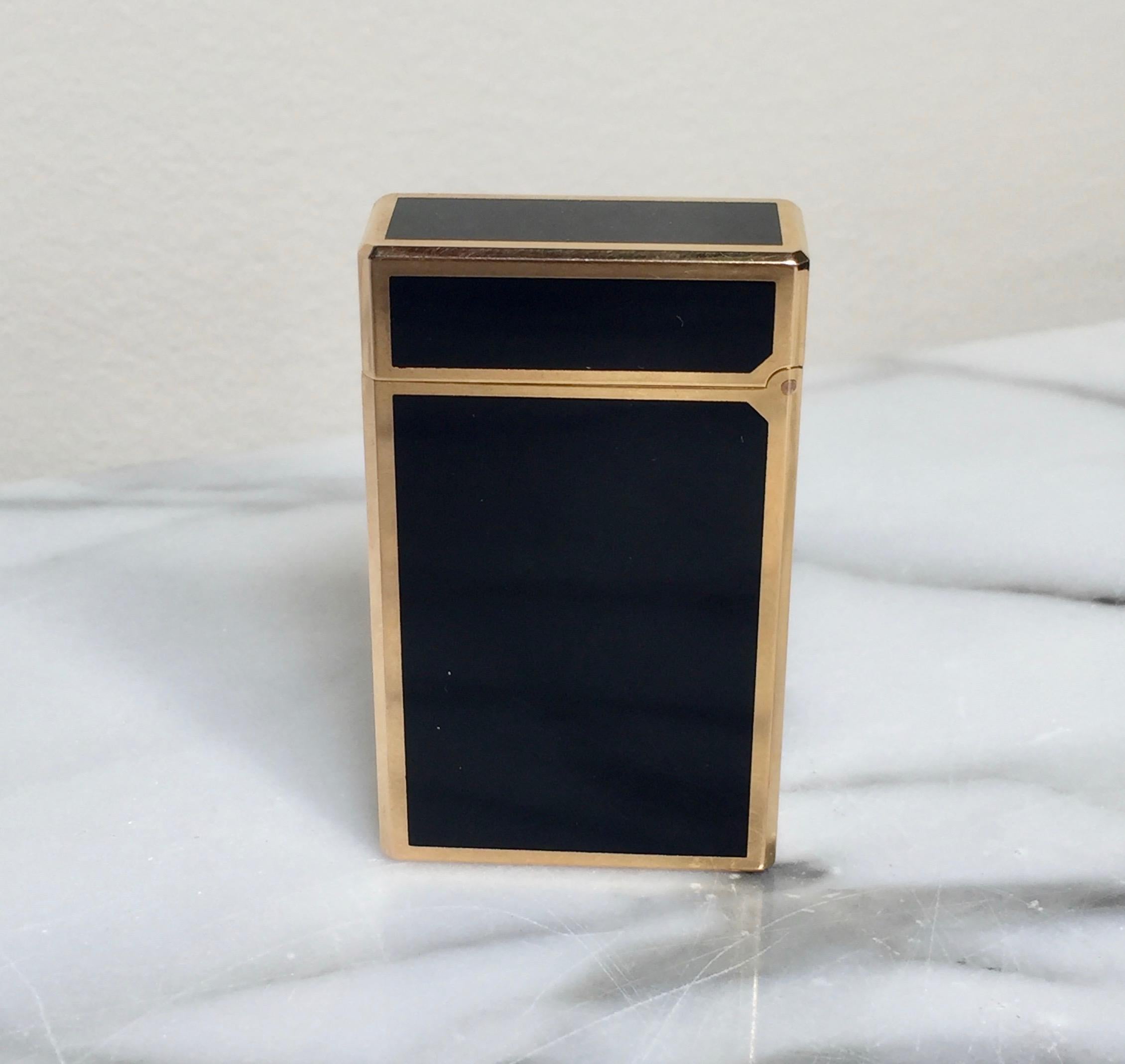 French S.T. Dupont Black Lacquer with Gold-Plated Trim Windsor Design Lighter