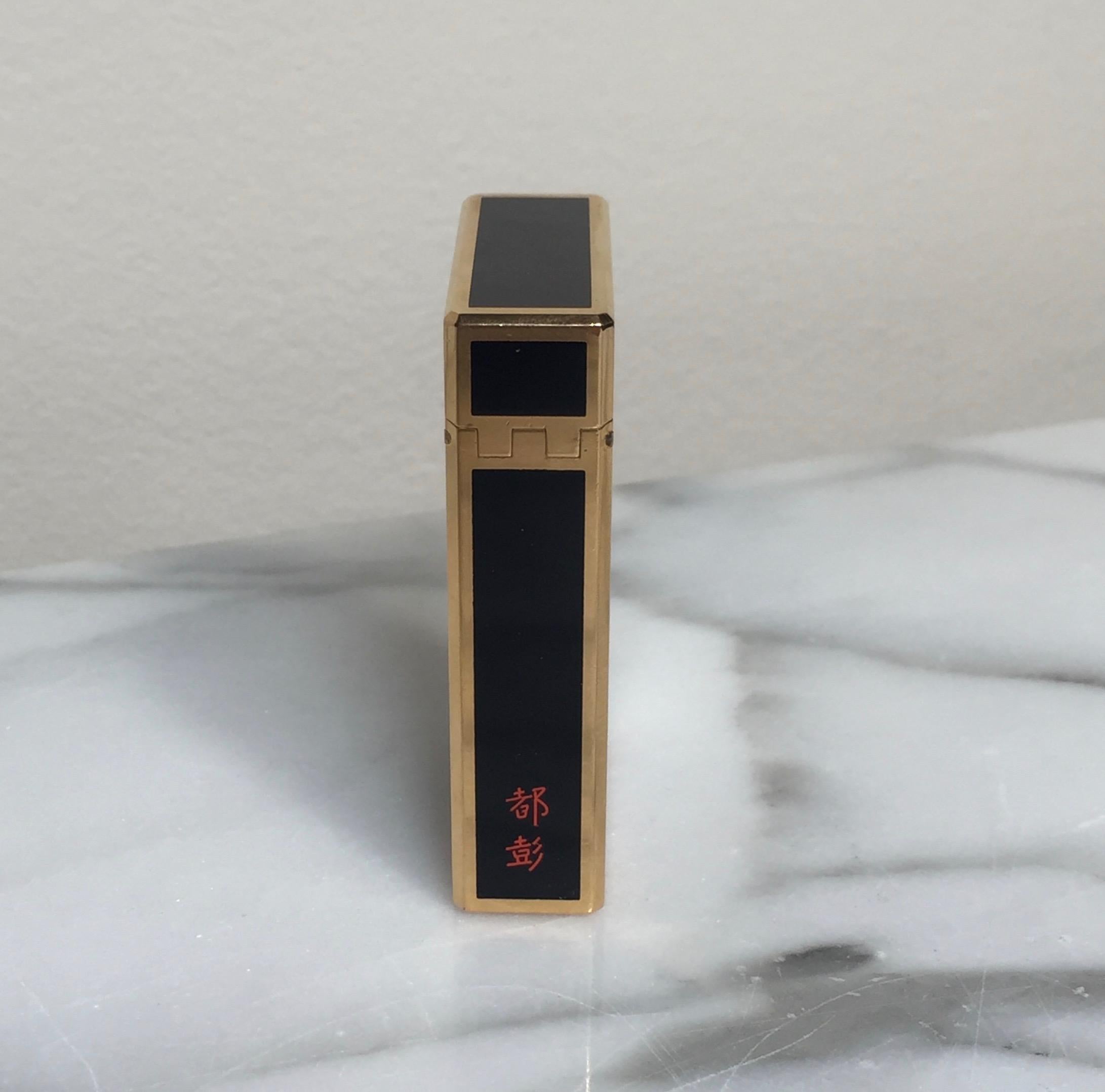 S.T. Dupont Black Lacquer with Gold-Plated Trim Windsor Design Lighter In Good Condition In Philadelphia, PA