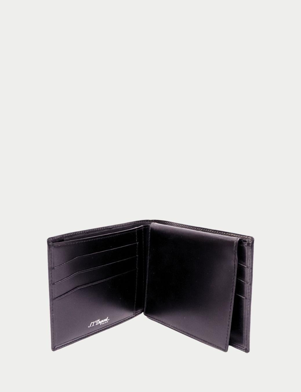 S.T. Portafoglio a due ante in pelle nera Dupont con logo in argento

Emana una raffinatezza francese senza tempo, questo modello AT&T. Il portafoglio in pelle nera Dupont è l'accessorio definitivo per il gentiluomo moderno. Realizzata in pelle di