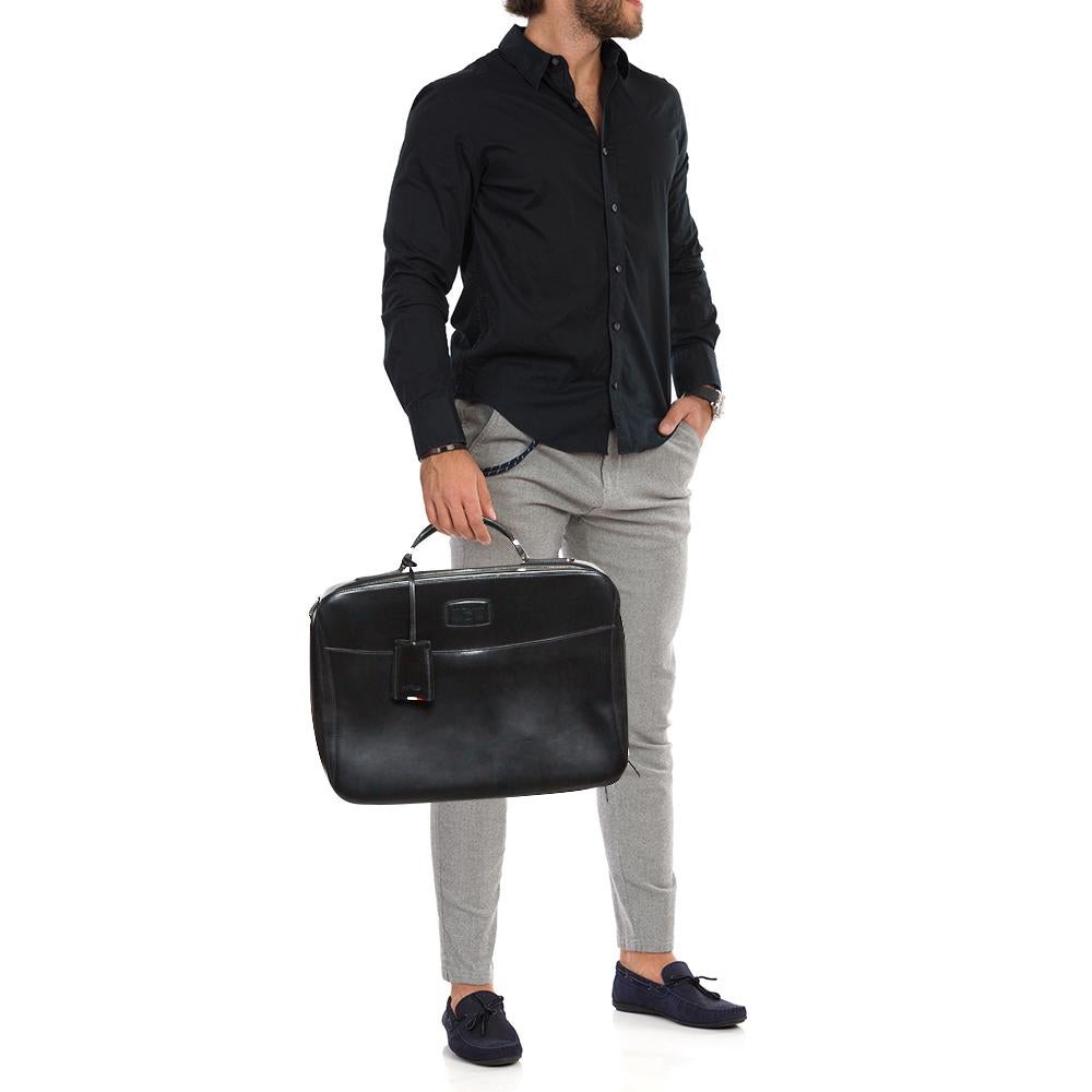A practical bag for work and meetings, this Document briefcase from S.T. Dupont will be your best companion. It features a minimal, fuss-free construction crafted from a black leather body and secured with a zip closure at the top. It comes fitted