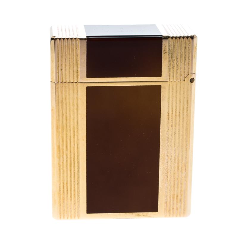 A classic blend of minimal style and luxury, this S.T. Dupont lighter will be a fine representation of your chic taste. Rendered in gold-plated metal, the lighter has a centre panel coated with brown Chinese lacquer and textured finish featuring