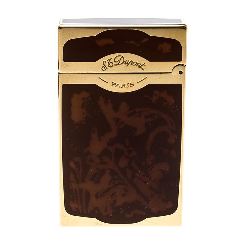 A classic combination of simplicity and techniques, this Ligne 2 S.T Dupont lighter tells a lot about your personality. It has been artfully crafted from a brown Chinese lacquer body and detailed with gold-plated metal on it. Carry it with you