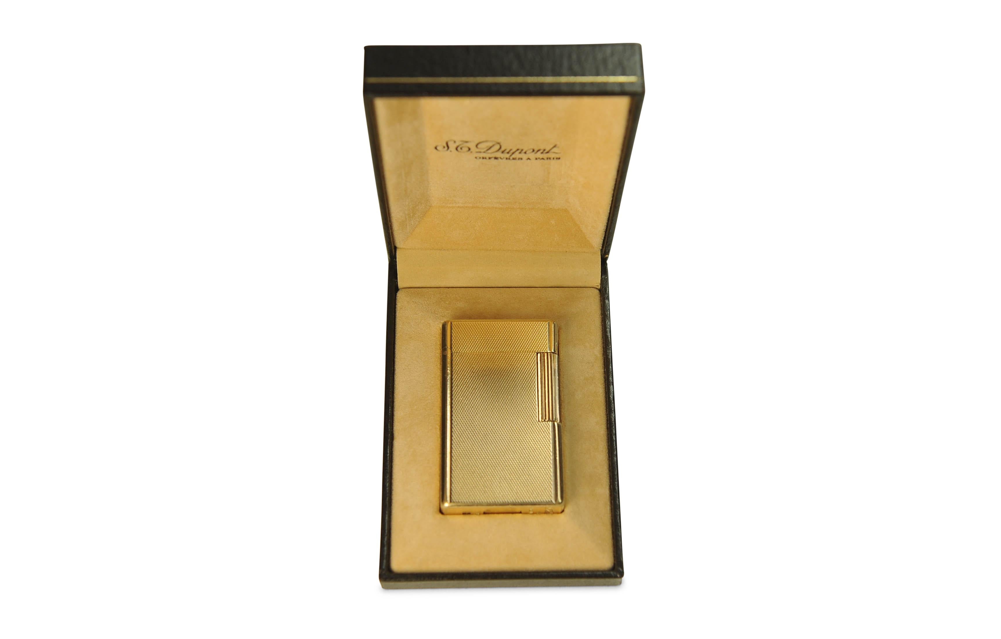 20ième siècle S. T. Dupont Classic 18ct Gold Plated Ligne 1 Large Lighter & DuPont Box Serviced en vente