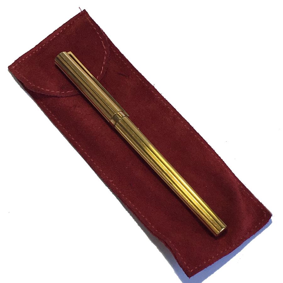 S.T DUPONT Füllfederhalter in vergoldeter Ausführung. Stift aus 18 Karat Gold.
Stift in gutem Zustand. Mikrokratzer auf dem ganzen Stift. Seriennummer :  51ABD76
Abmessungen: 14 cm lang

Wird in einer roten Samttasche geliefert.