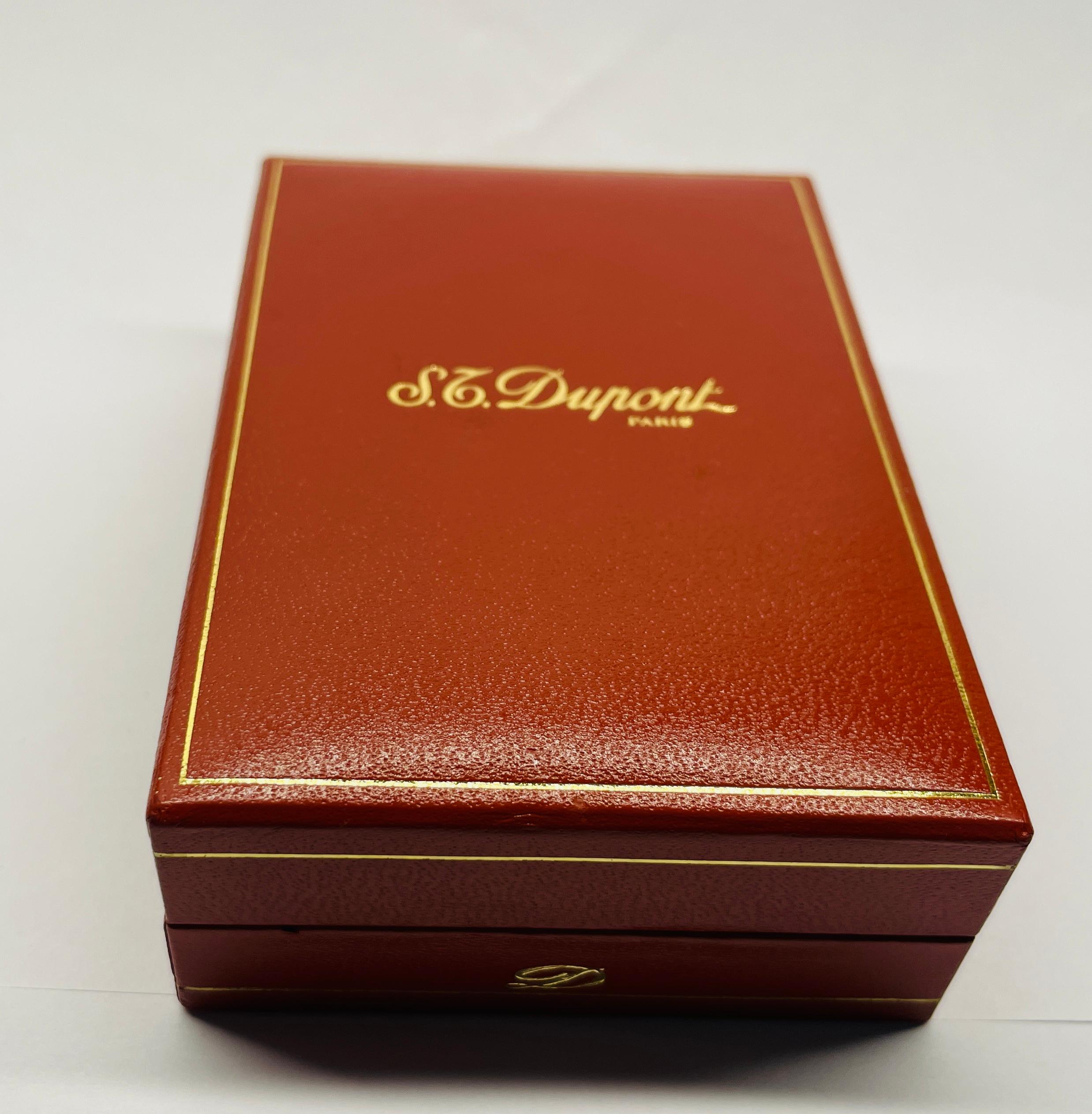 S.T. Dupont Gold Palladium 2-tone Vintage Tie Pin.
Would make an excellent gift for a gentleman.
S.T.Dupont tie clasp gold plated vintage.
Made in France . 
Circa 1990s.
Comes with original box and certificate .