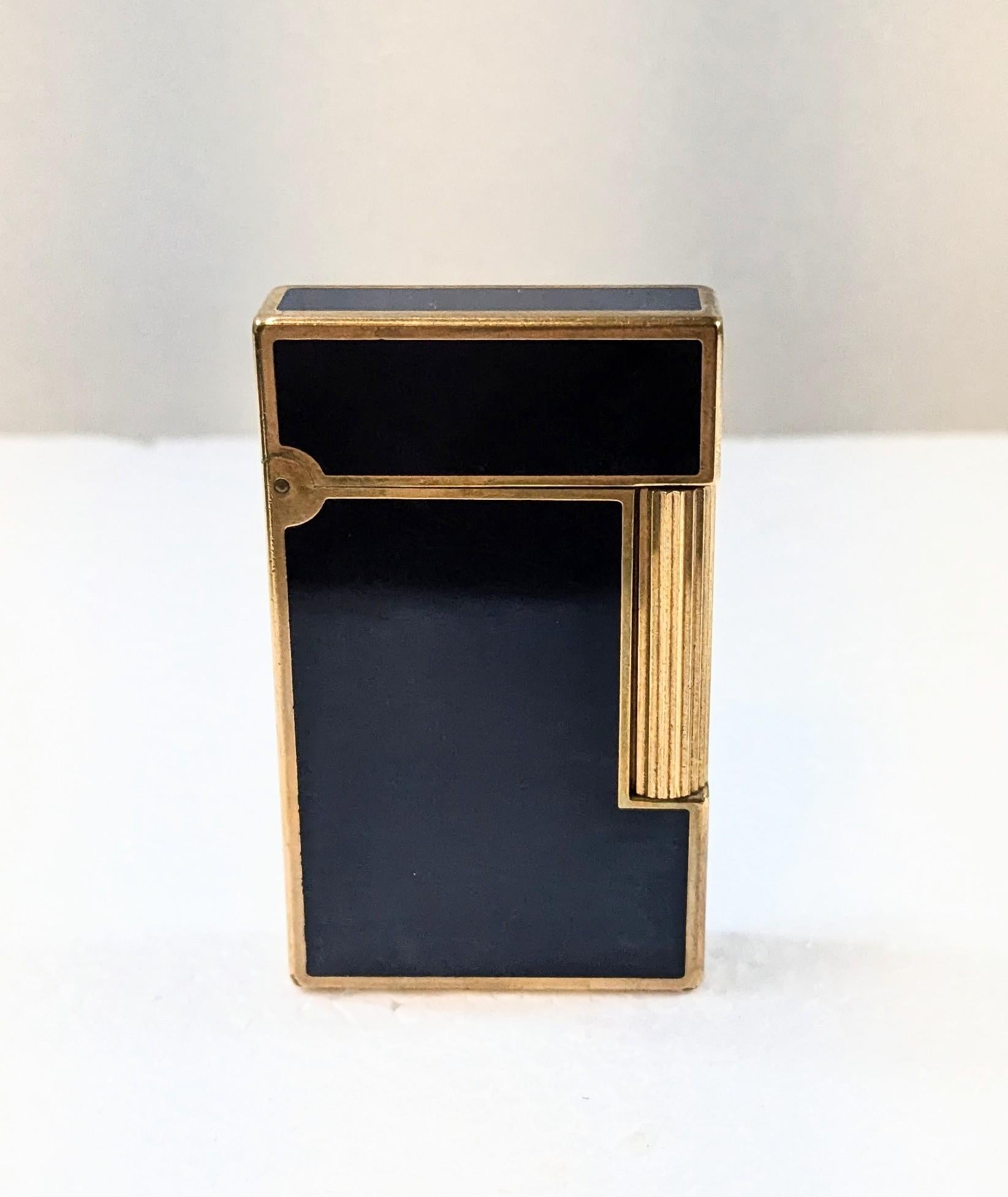 ST Dupont Briquet Laque de Chine Bleu Or Original France Paris avec boite

Dimensions
Hauteur : 6cm / 2,36 inches
Largeur : 3,5cm / 1,37 pouces
Profondeur : . 1 cm / 0,39 inches

PRÊT À LIVRER
*L'expédition de cette pièce n'est pas affectée par
