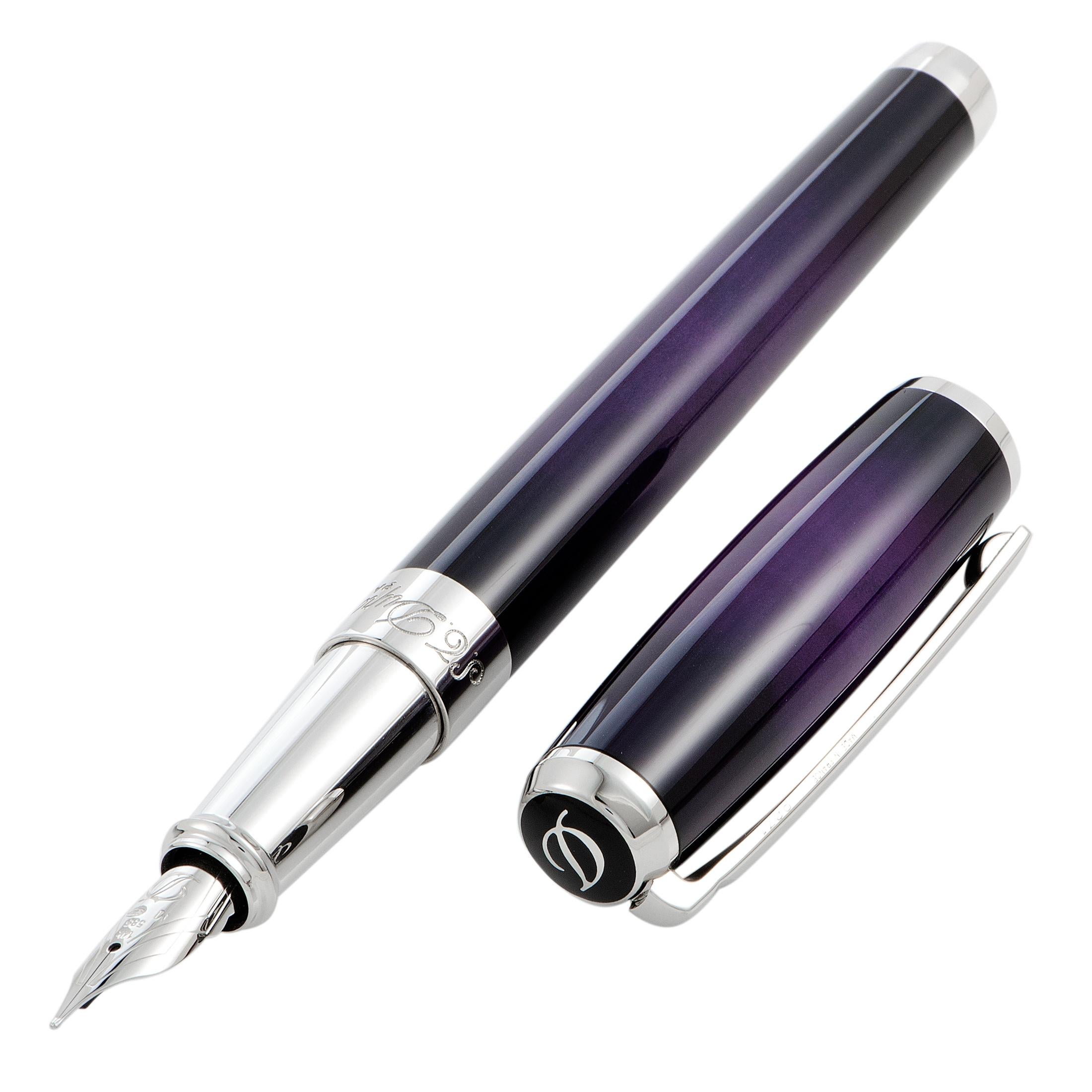 Ce fantastique stylo plume, qui allie l'élégance d'un design discret à l'aspect contemporain d'une laque violette, permet de faire une déclaration audacieuse à chaque mot que vous écrivez. Le stylo est présenté par AT&T. Dupont dans le cadre de la