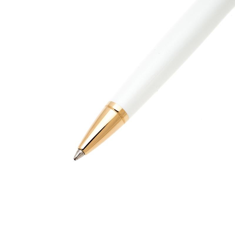 From the house of S.T. Dupont comes this well-engineered instrument to help with all your writings. Made from white lacquer and enhanced with gold-plated metal, the piece is complete with engravings of the brand. Simple in design but extremely